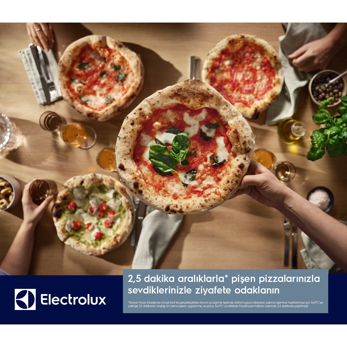 Ahşap bir masada üç pizza, bir margherita tutuluyor.