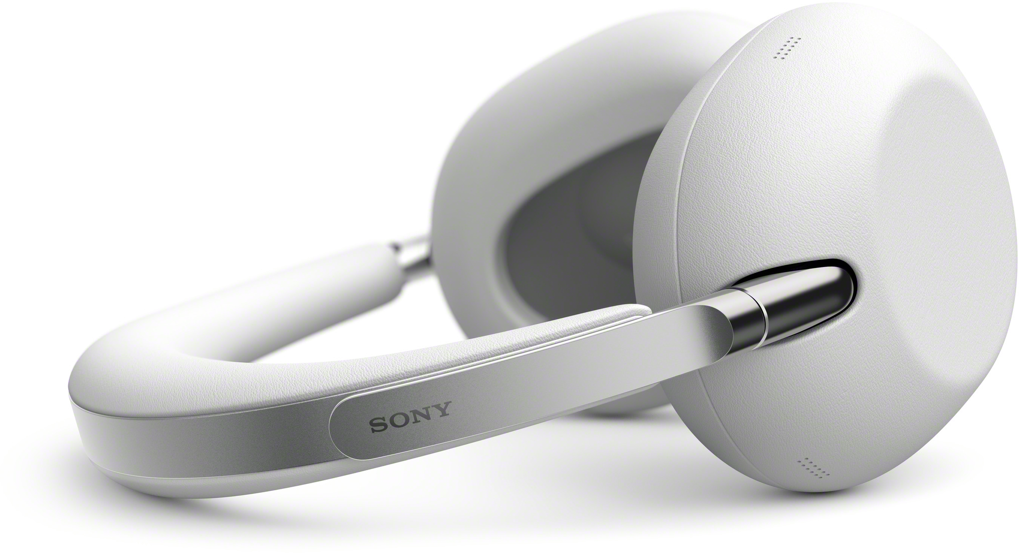 Fehér Sony fejhallgató ezüst díszítéssel fehér háttéren.