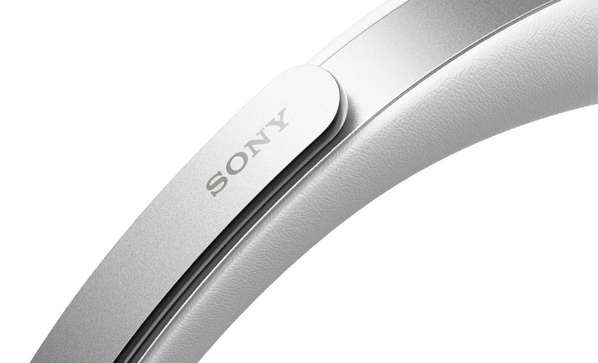 Ezüst Sony fejhallgatópánt bőr textúrával, közelről.
