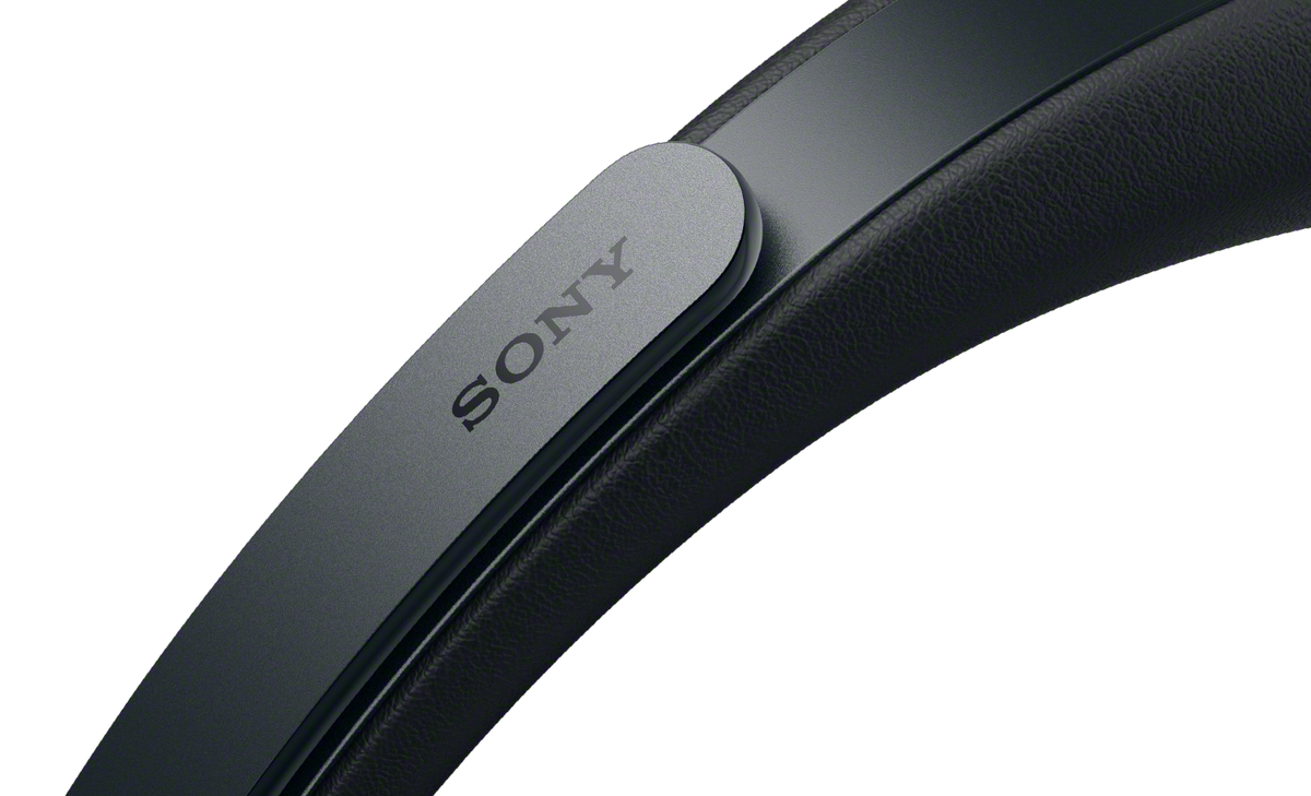 Fekete Sony fejhallgató fejpánt bőr párnázással, közelről.