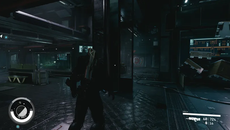 Entorno oscuro de ciencia ficción con un personaje que sostiene un arma y elementos HUD.