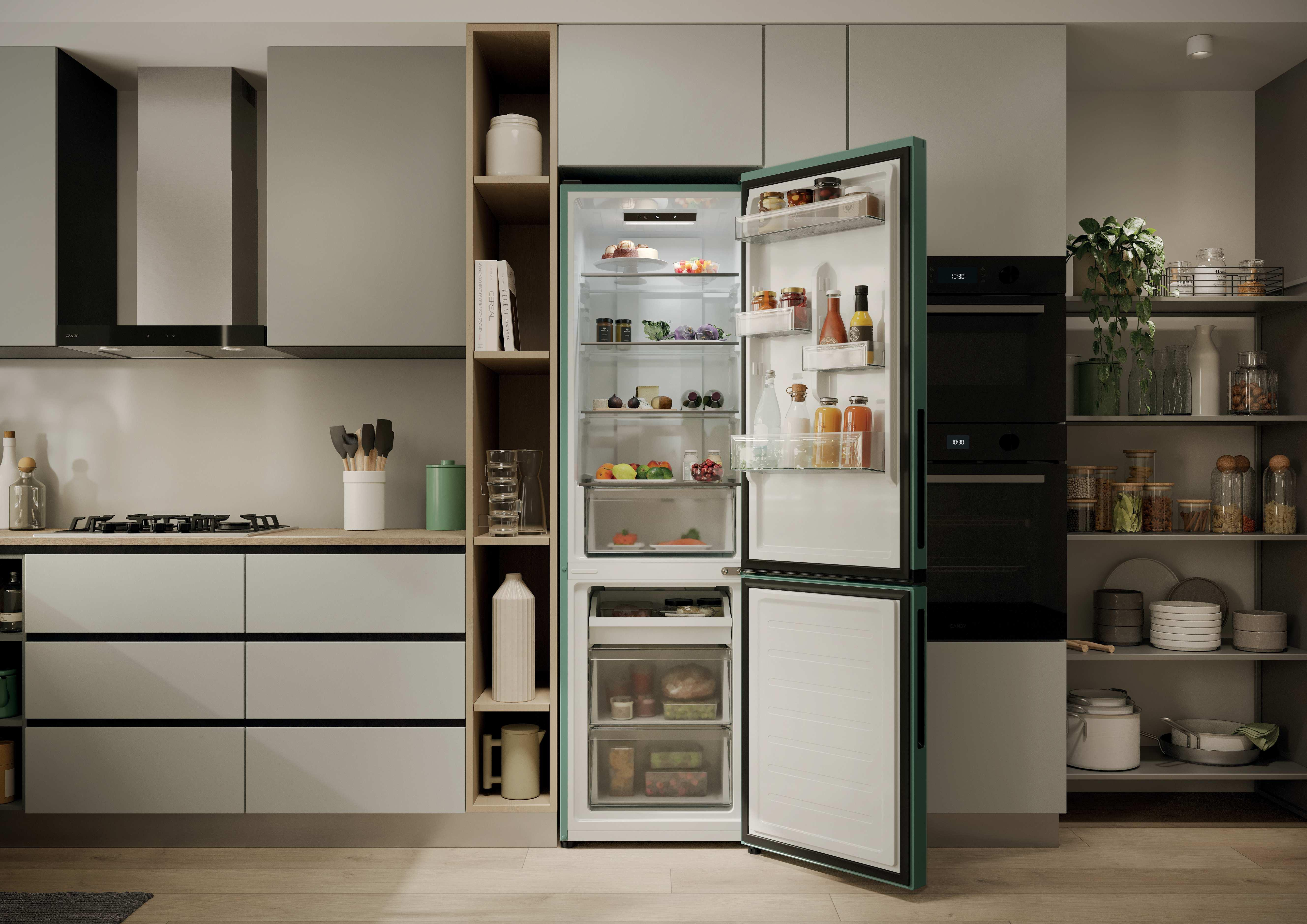 Moderne Küche mit offenem Kühlschrank und eingebauten Öfen.