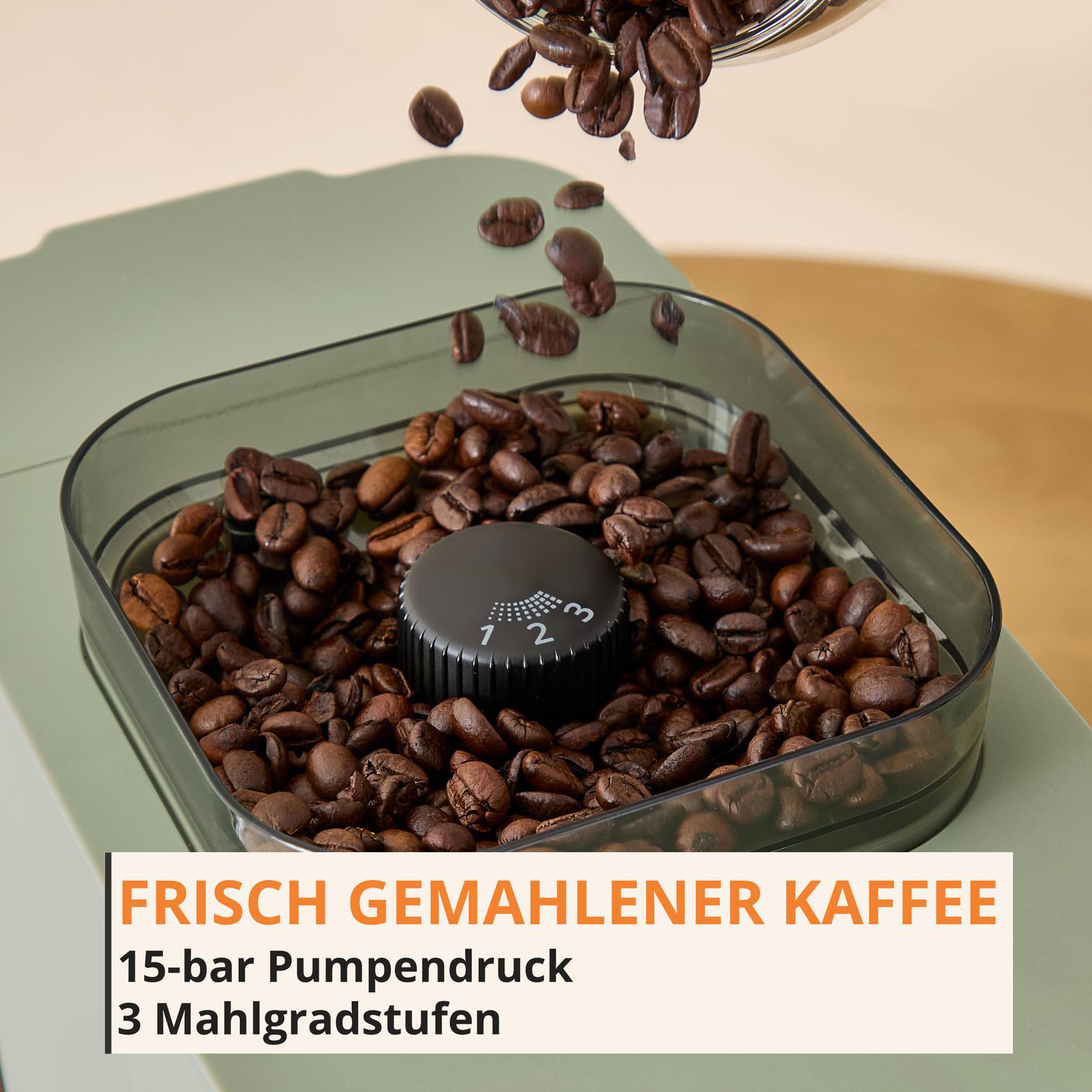Frisch gemahlener Kaffee fällt in einen Behälter mit Mahlgrad-Einstellung.
