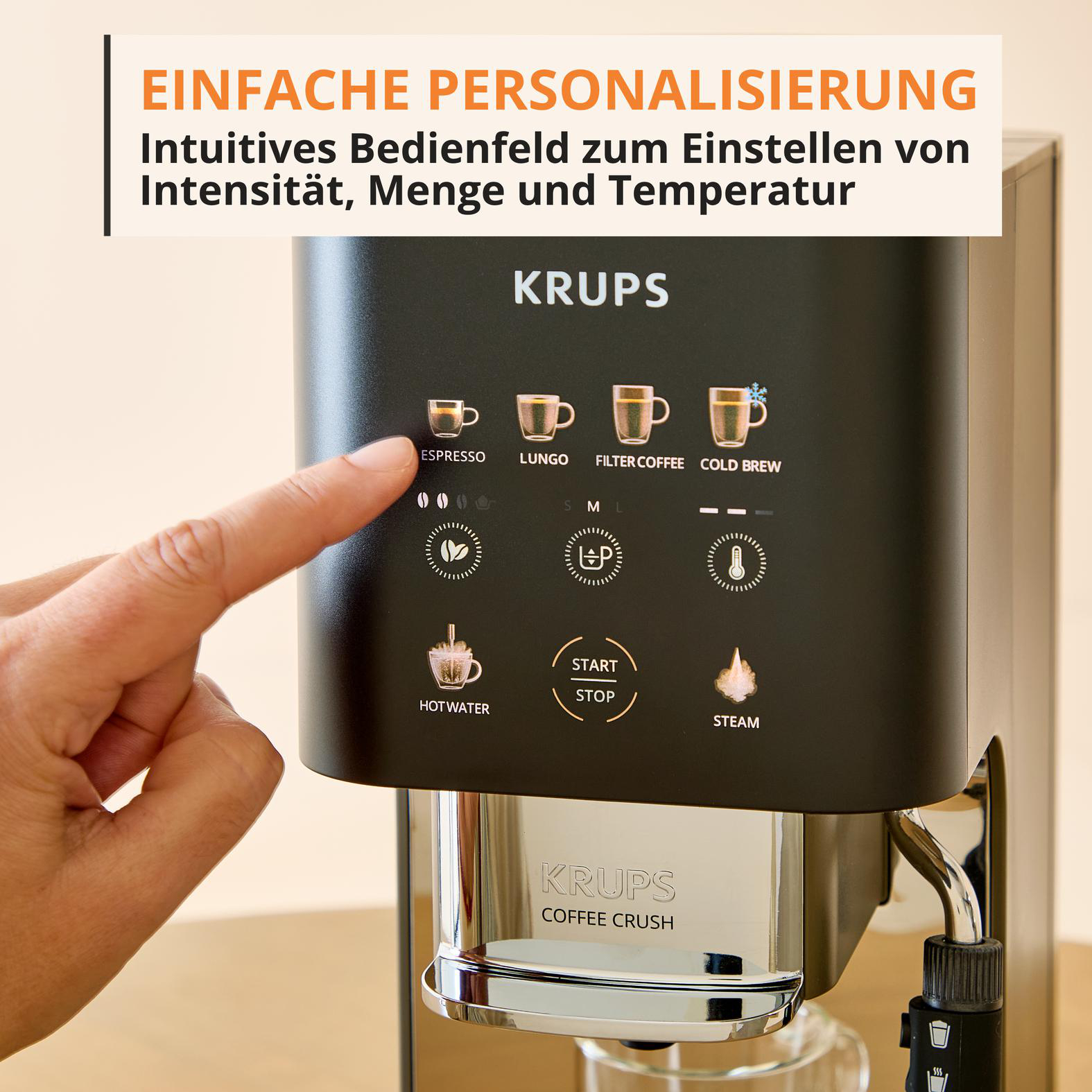 Eine Hand drückt Espresso-Taste auf Krups Kaffeemaschine mit Kaffeegetränke-Symbolen.