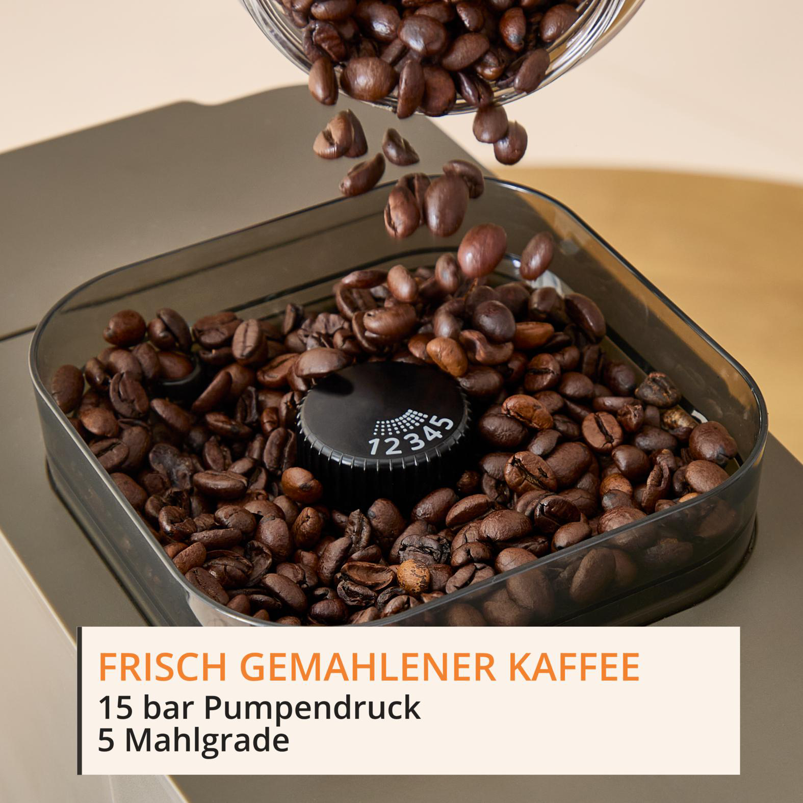 Kaffeebohnen fallen in einen Behälter mit einer Mahlgrad-Einstellung.