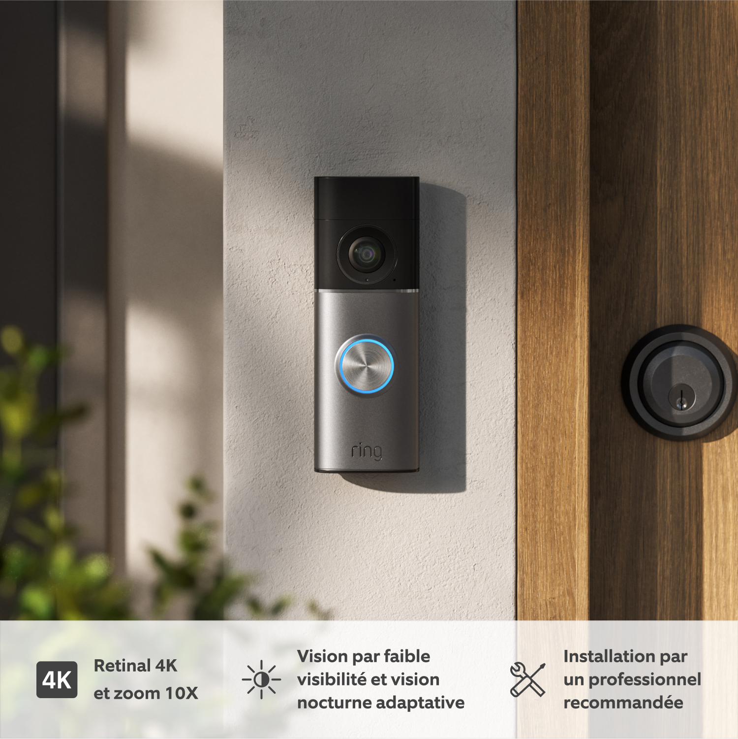 Sonnette Ring sur un mur à côté d'une porte en bois. Résolution 4K.