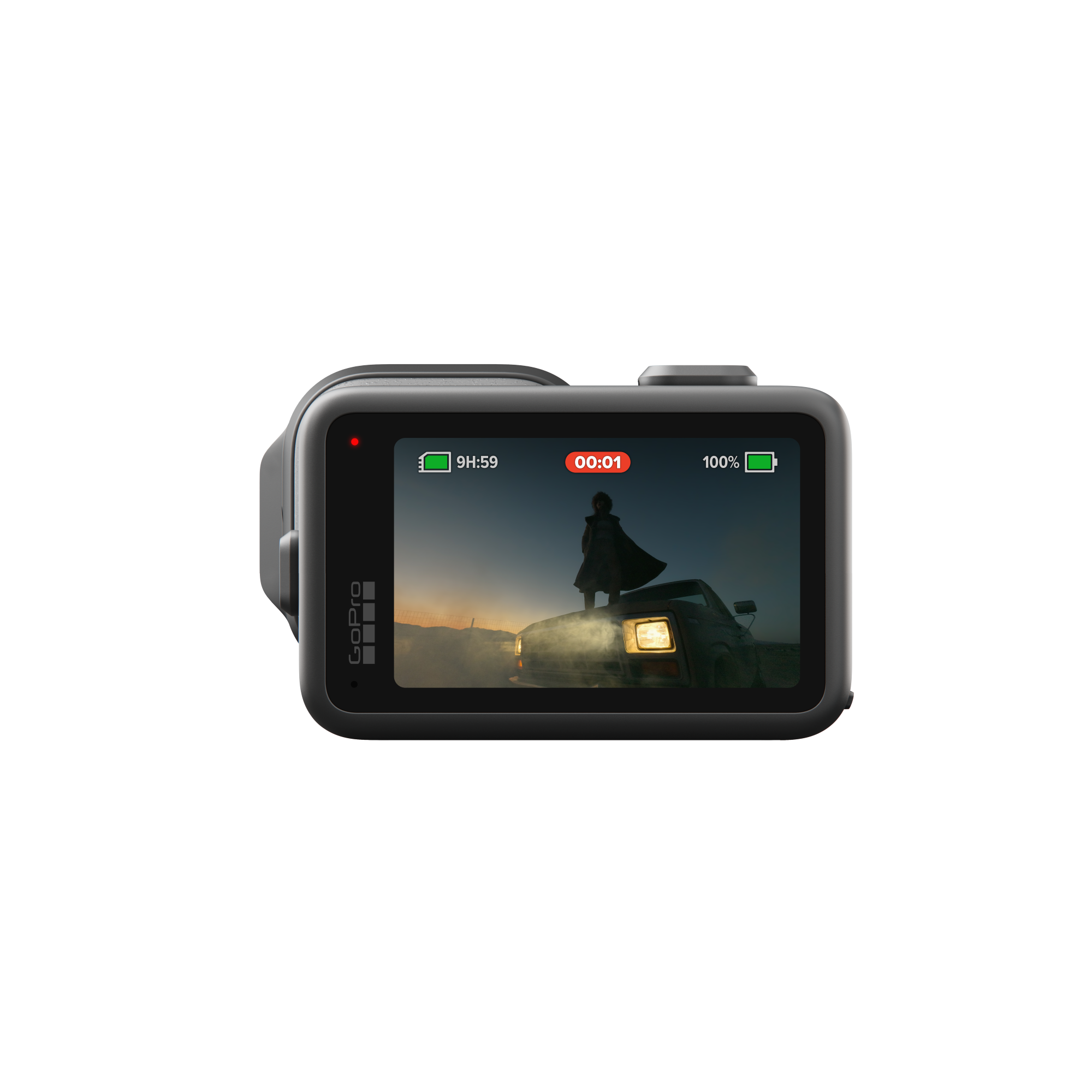 Ein Mann steht auf einem Auto im Nebel bei Sonnenuntergang. GoPro-Display zeigt Aufnahme.