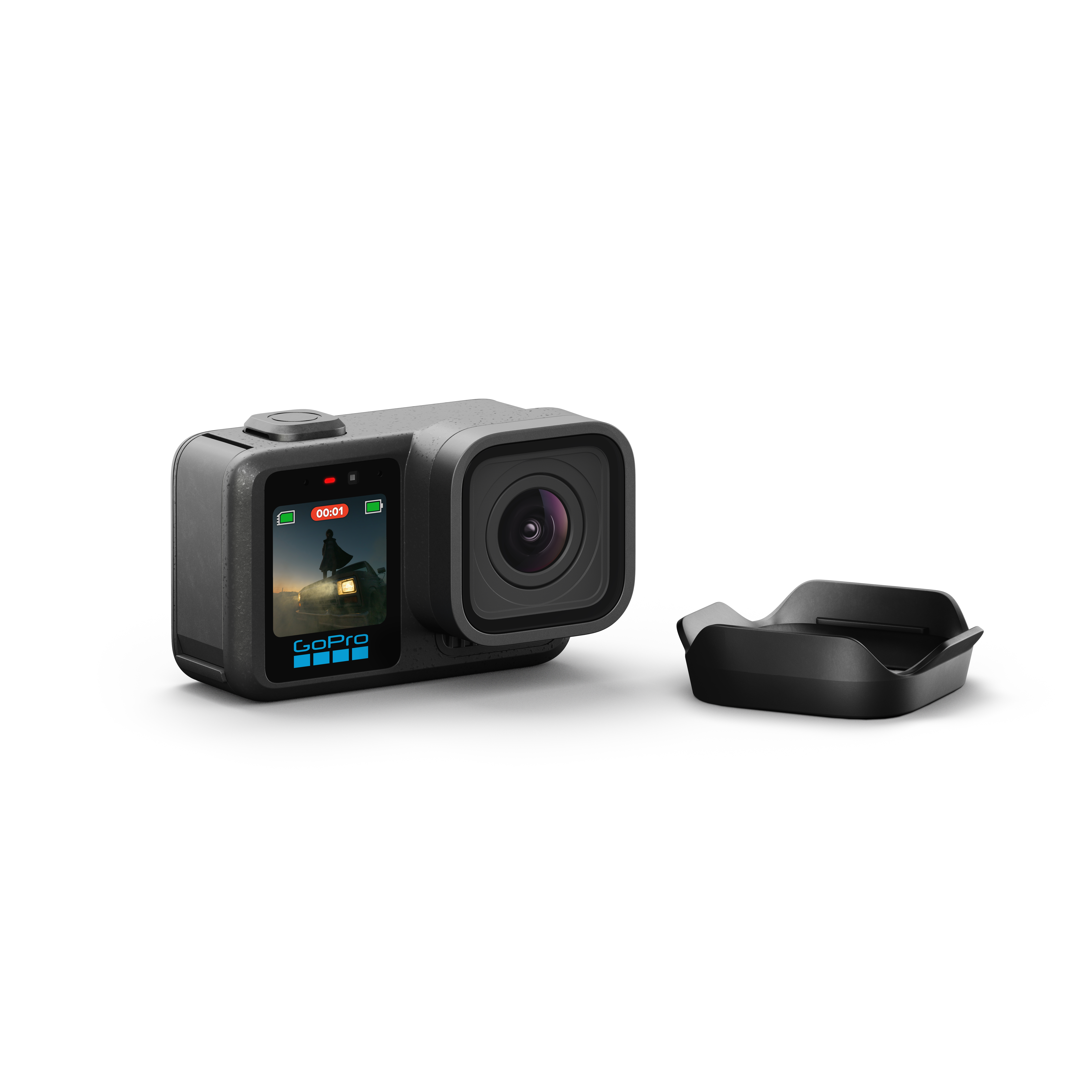 Eine schwarze GoPro-Kamera mit angebrachtem Objektivdeckel, die auf einem weißen Hintergrund steht.