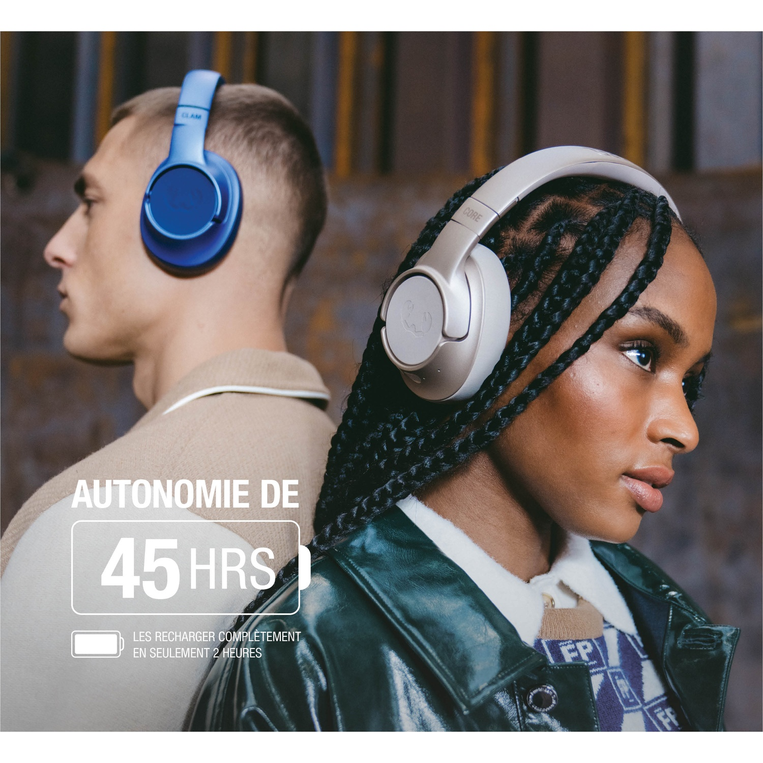 Homme avec casque bleu, femme avec casque doré. Texte : 45h d'autonomie.