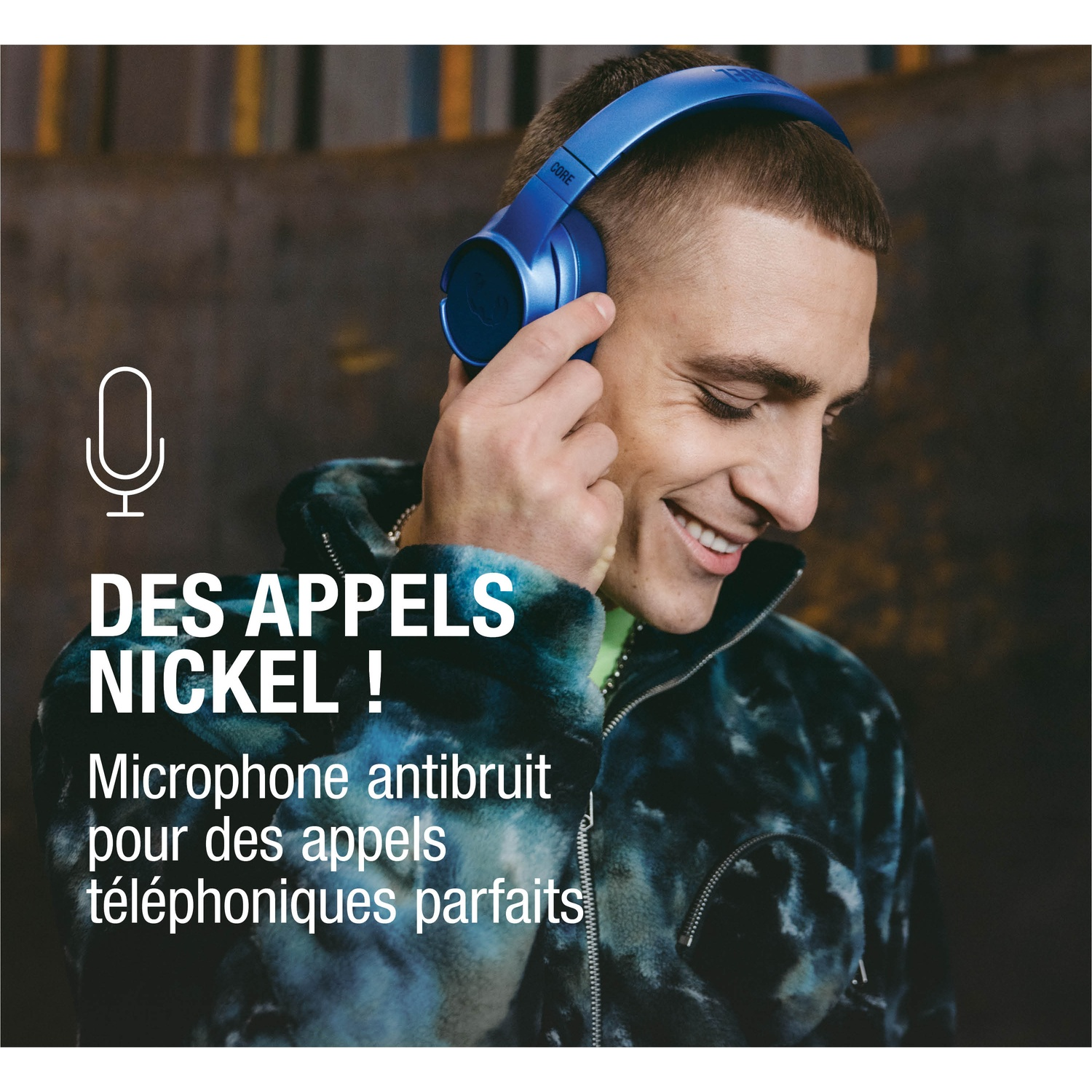 Homme souriant avec casque bleu, icône micro et texte.