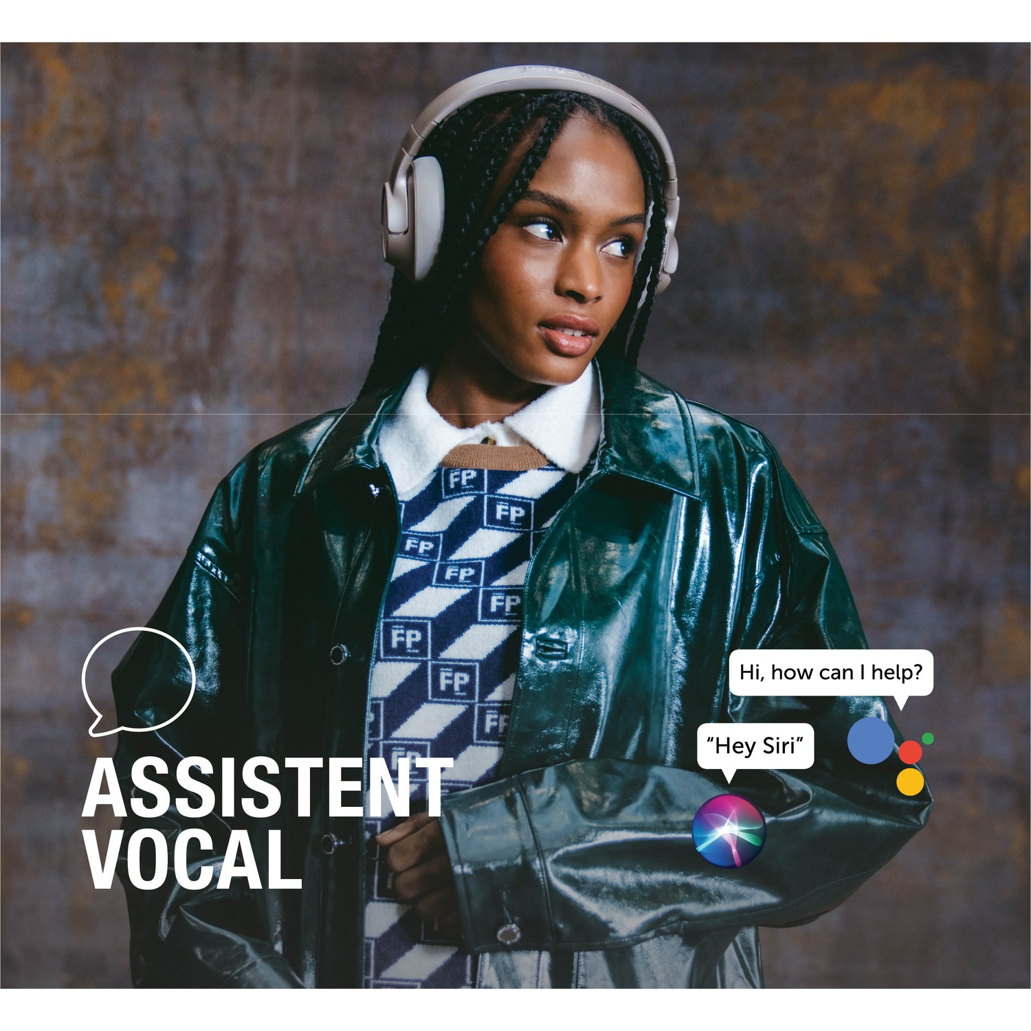 Une femme portant un casque est vêtue d'une veste brillante et d'un pull.