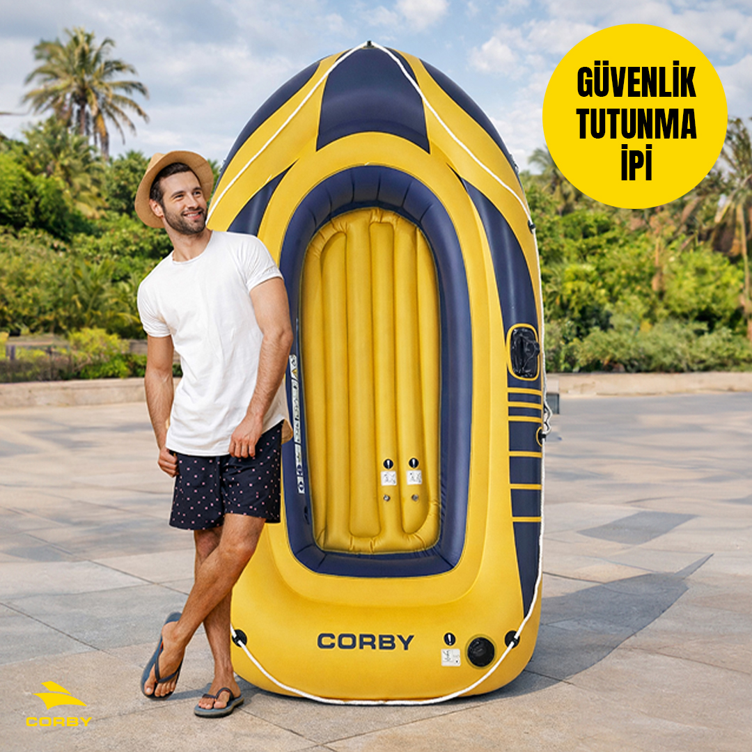 Şapkalı adam, sarı-mavi şişme botun yanında.
