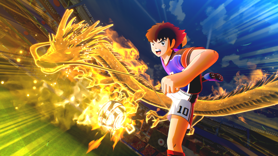 Ein Anime-Fußballspieler feuert einen goldenen Drachenball auf dem Spielfeld ab.