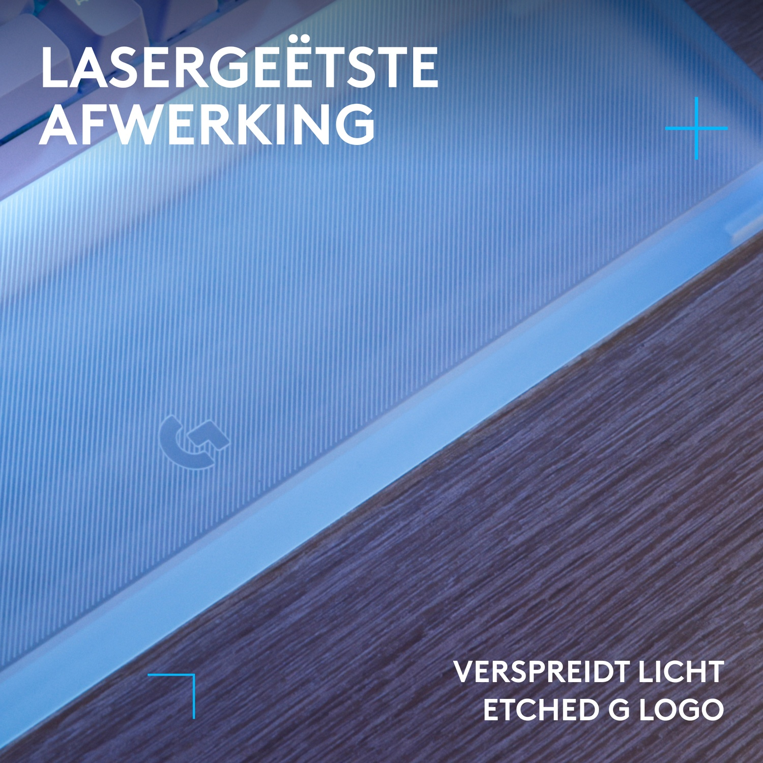 Blauw verlicht Logitech G-logo op geribd oppervlak.