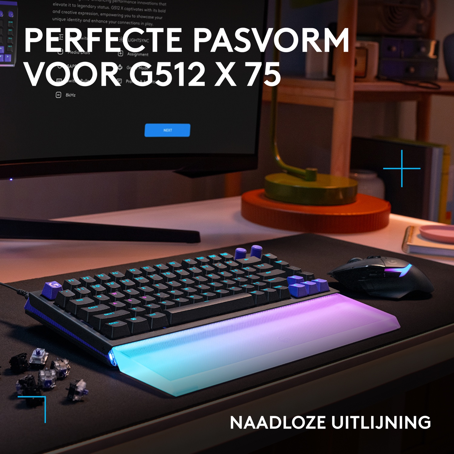 Een verlicht toetsenbord met RGB-lichtbalk, muis en keycaps op een zwarte mat.