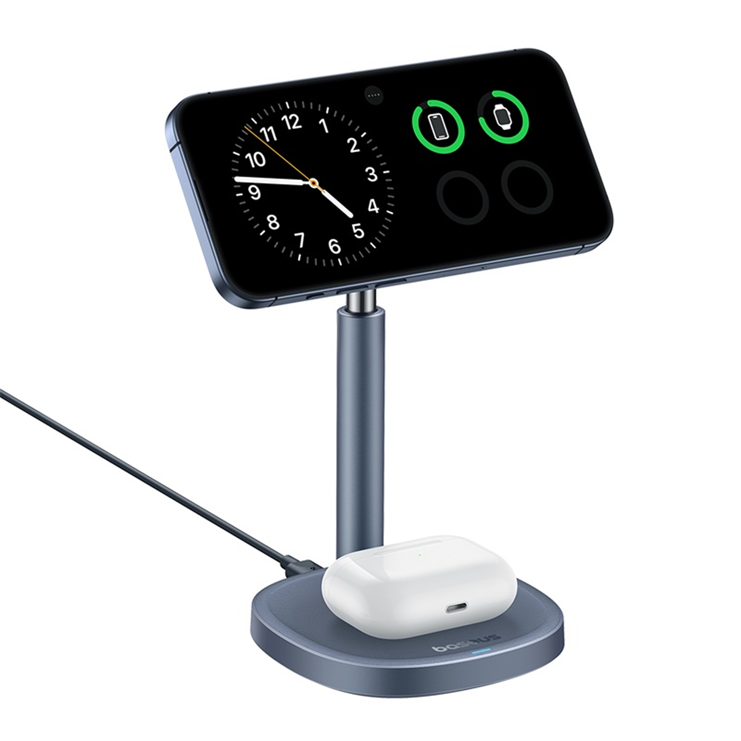 Un soporte de carga gris oscuro sostiene un teléfono que muestra un reloj y un estuche de auriculares blanco en su base.