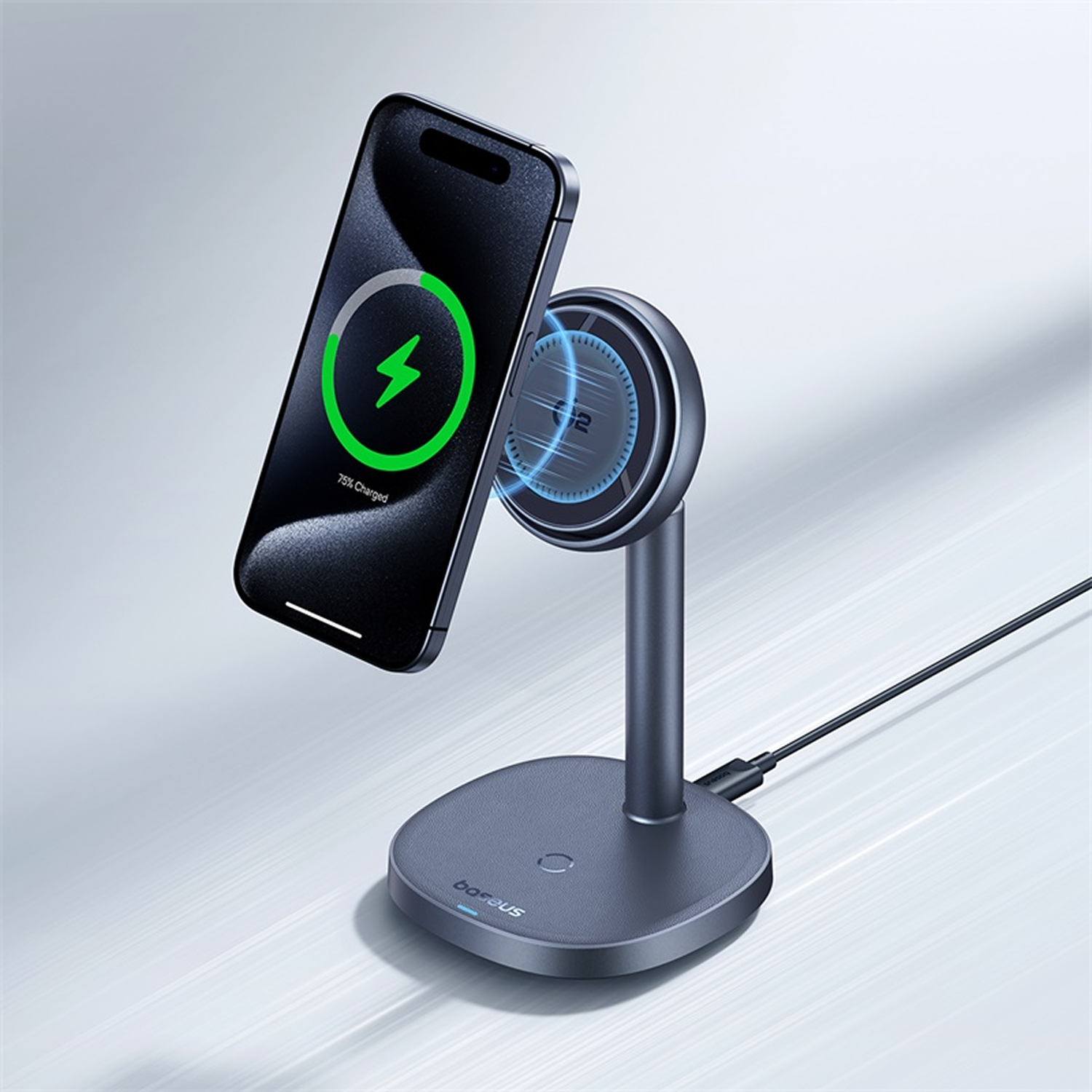 Un iPhone negro se está cargando inalámbricamente en un soporte gris oscuro. El teléfono muestra 75% cargado.