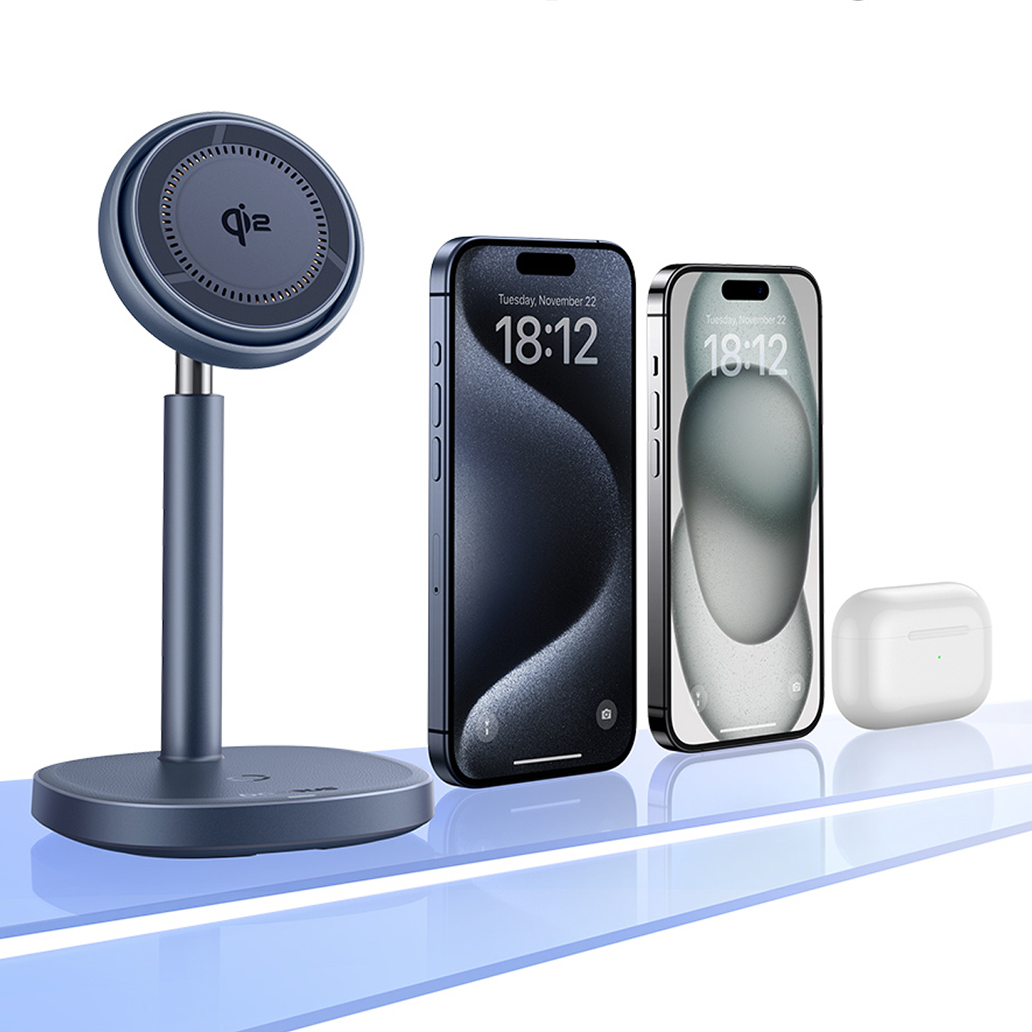 Un soporte cargador inalámbrico azul con dos iPhones y funda de auriculares blanca.