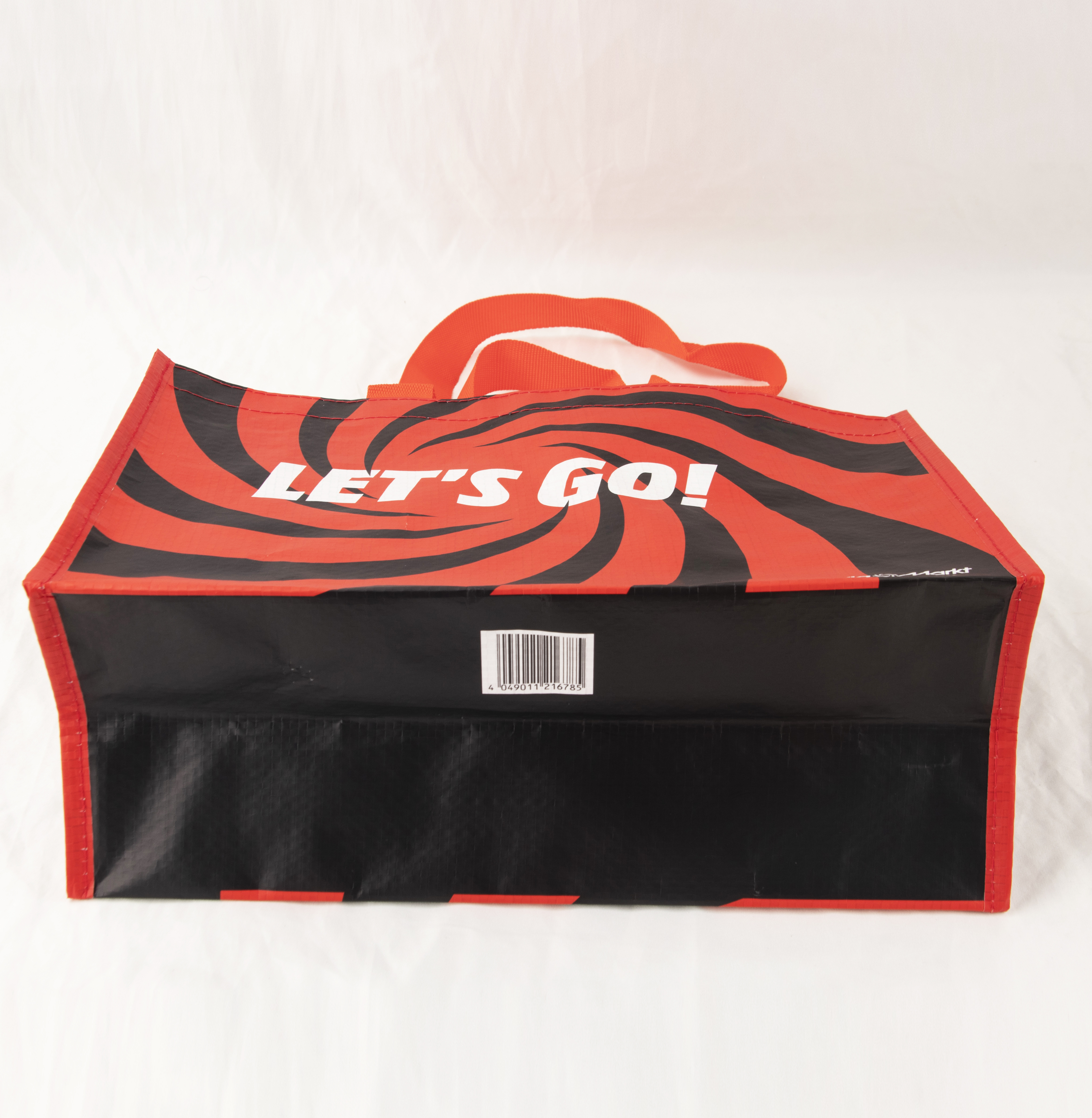 Eine rot-schwarze wiederverwendbare Tasche mit dem Aufdruck "LET'S GO!".