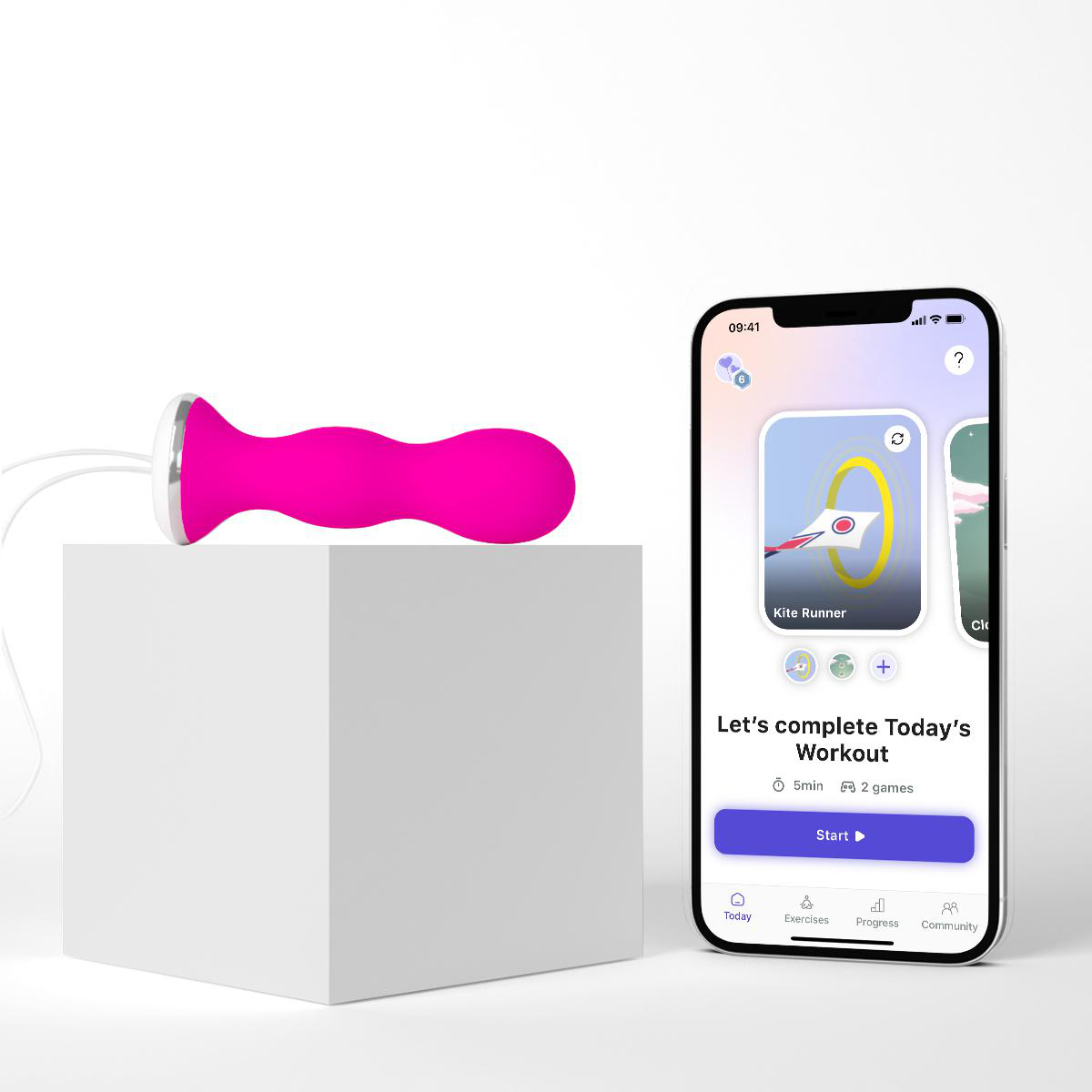 Ein pinker Vibrator auf einem weißen Würfel neben einem Smartphone mit einer Fitness-App.