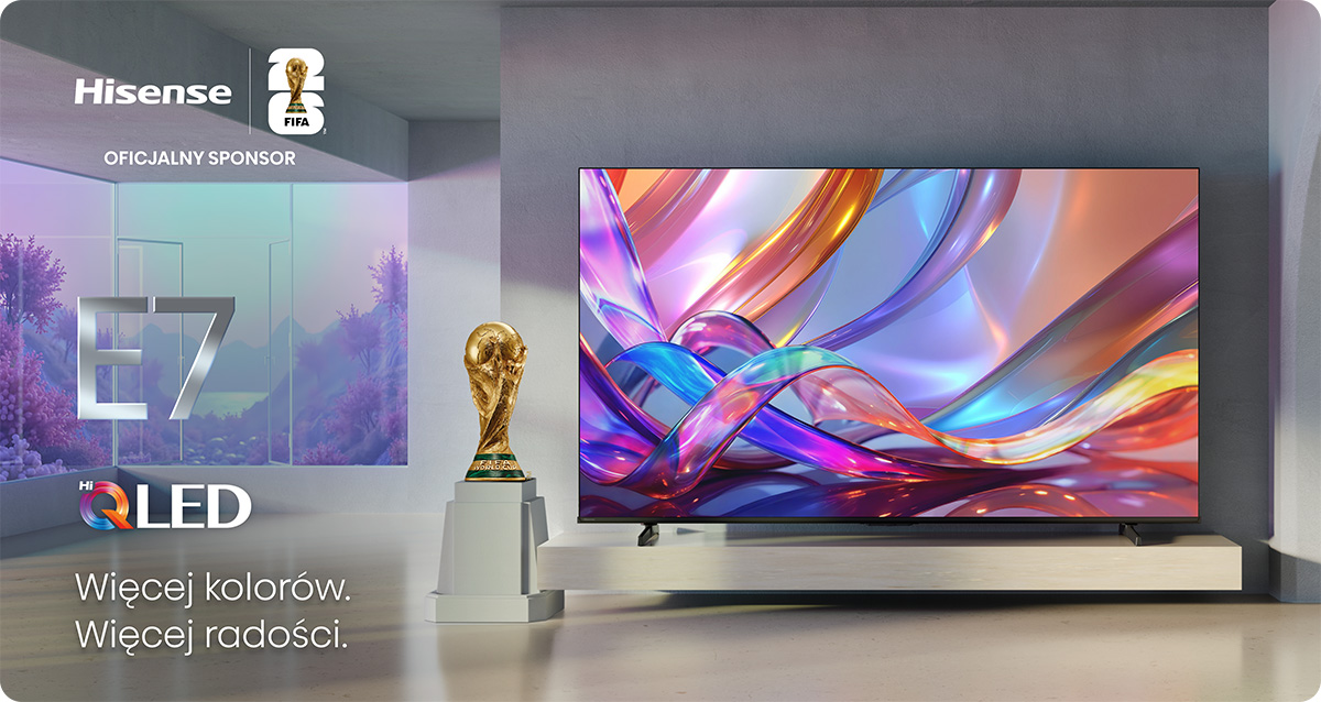 Telewizor Hisense E7 Hi QLED z Pucharem Mistrzostw Świata FIFA obok.