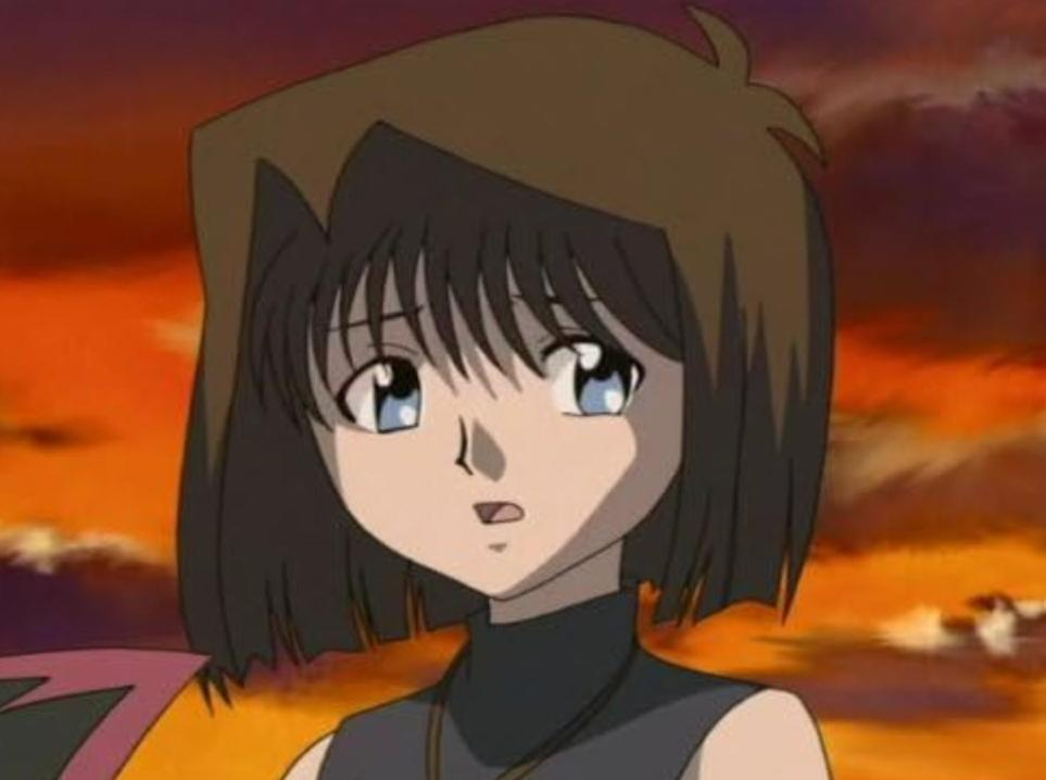 Anime-Mädchen mit braunem Haar und blauen Augen vor einem orangefarbenen Himmel.