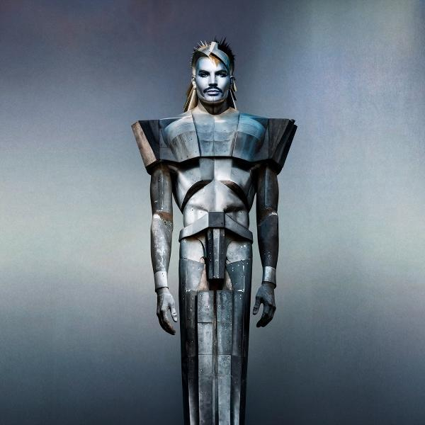 Eine silberne Skulptur einer Figur mit dramatischem Gesicht und Rüstung.
