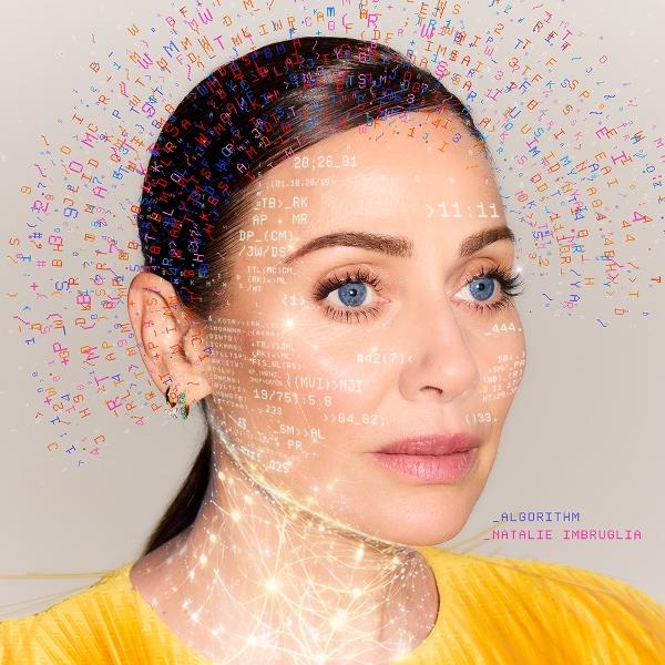 Eine Frau mit blauen Augen, umgeben von digitalen Zeichen.