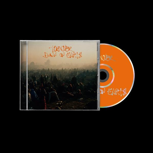 CD-Hülle und CD mit der Aufschrift "TURNover DOWN ON EARTH" vor einem Hintergrund mit vielen Menschen.
