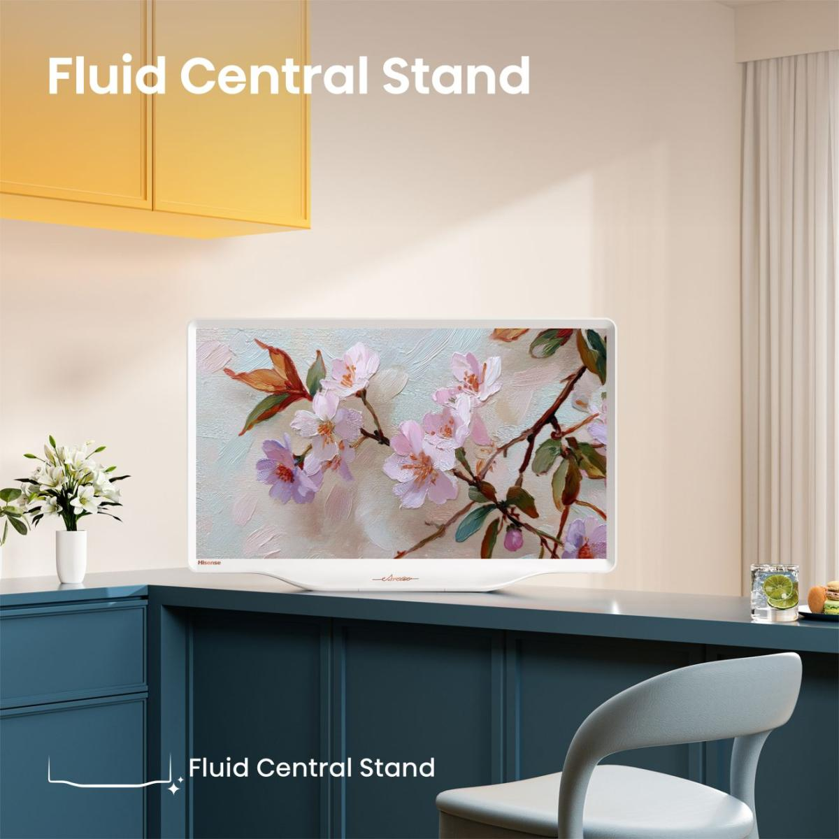Ein weißer Fernseher mit Blumenbild steht auf einem dunklen Schrank. Gelbe Schränke darüber.