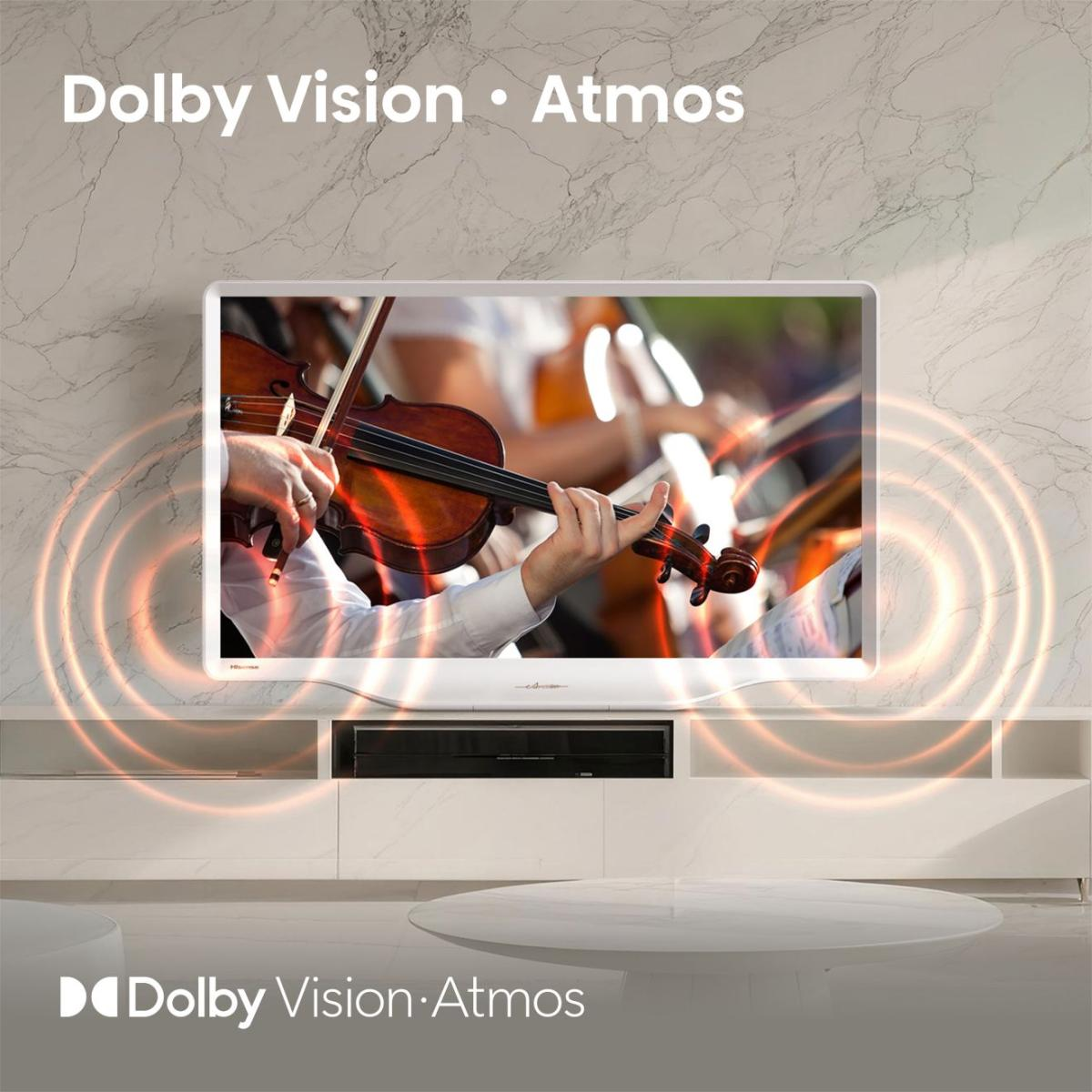 TV zeigt ein Orchester, das Violinen spielt, mit Dolby Vision Atmos Text.