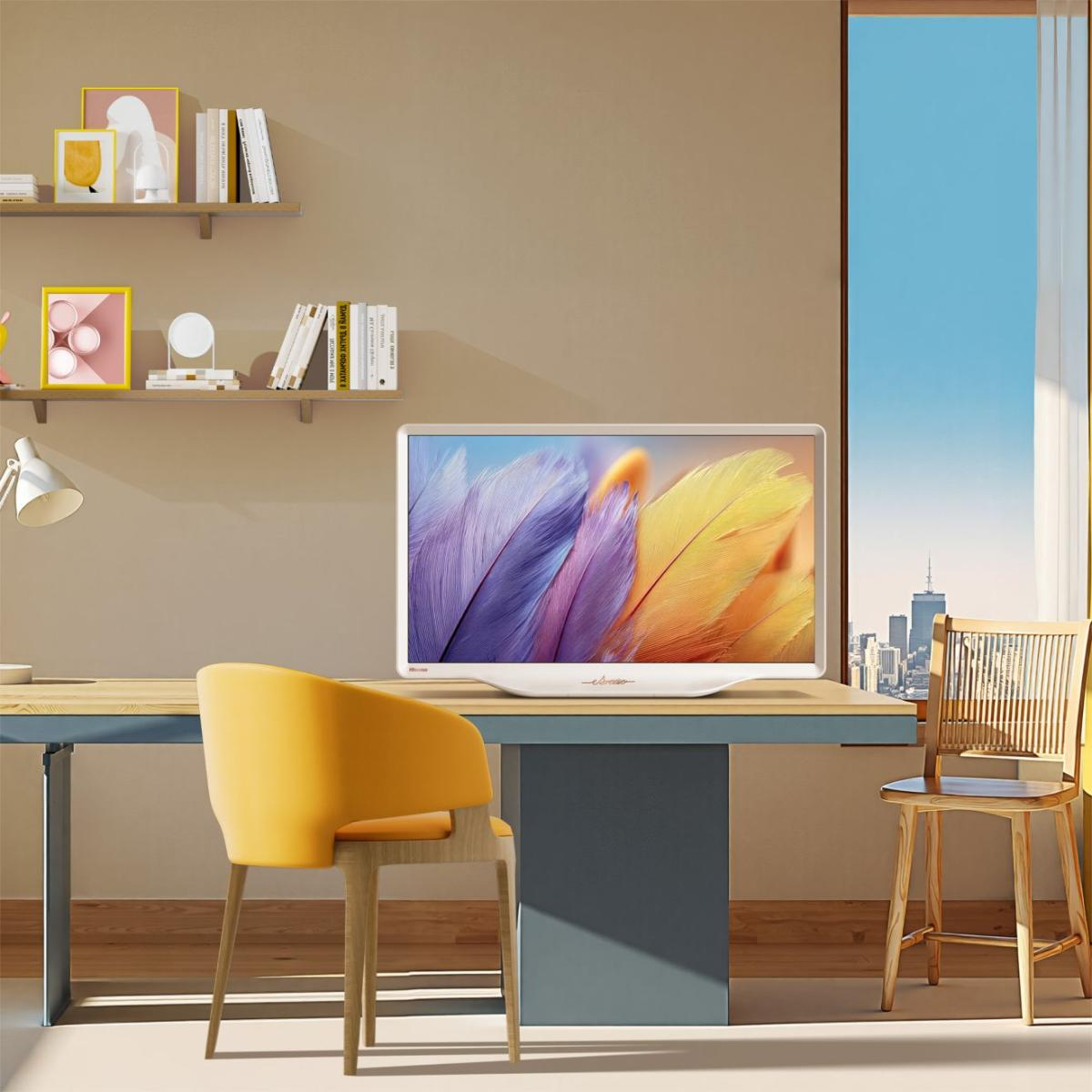 Schreibtisch mit Fernseher, der Federn zeigt, gelber Stuhl, Holzstuhl, Stadtblick.