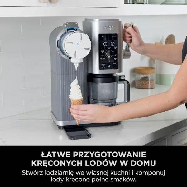 Srebrna maszynka do lodów Ninja nakłada lody do wafelka.