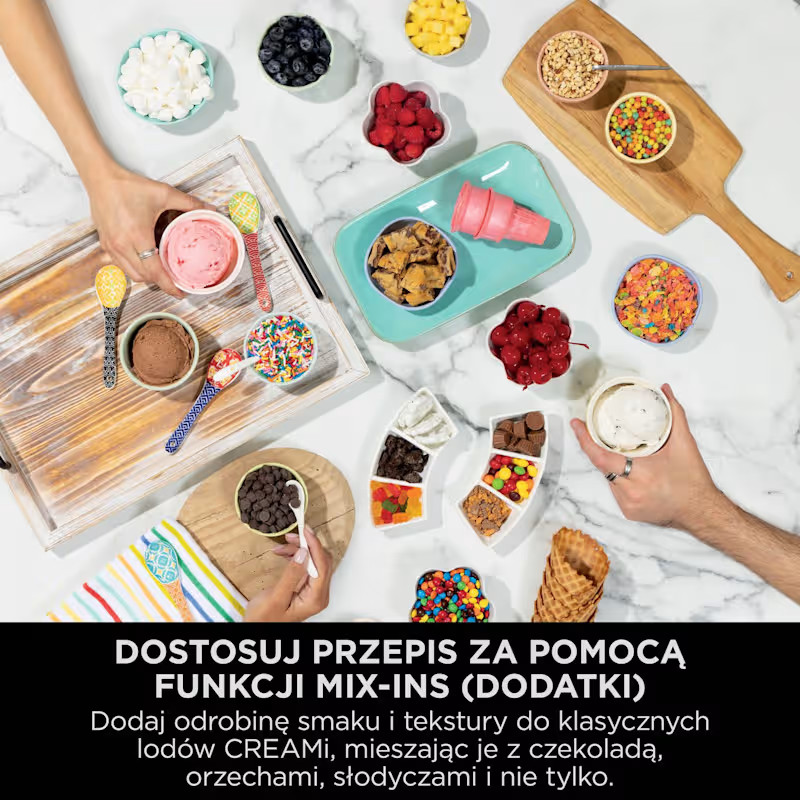 Dodatki do lodów: jagody, pianki, kawałki czekolady, posypki.