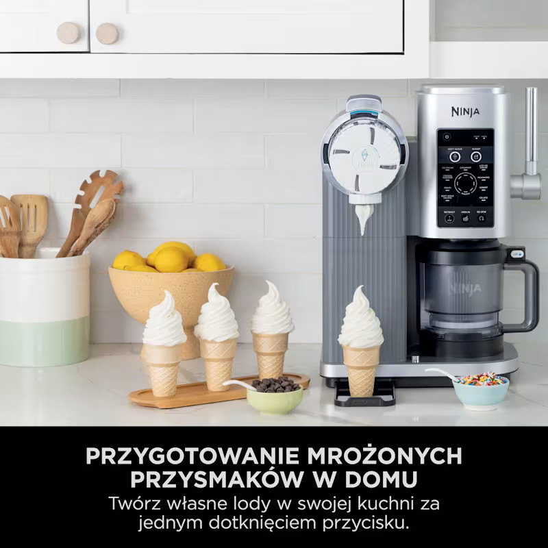Maszyna do lodów Ninja z czterema lodami w wafelkach i cytrynami.