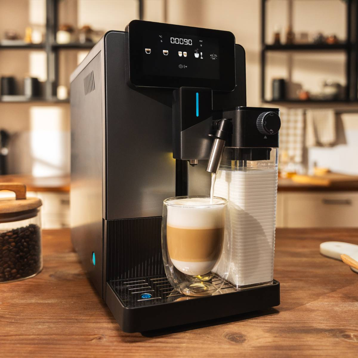 Una cafetera negra dispensa leche en un vaso con café y espuma.