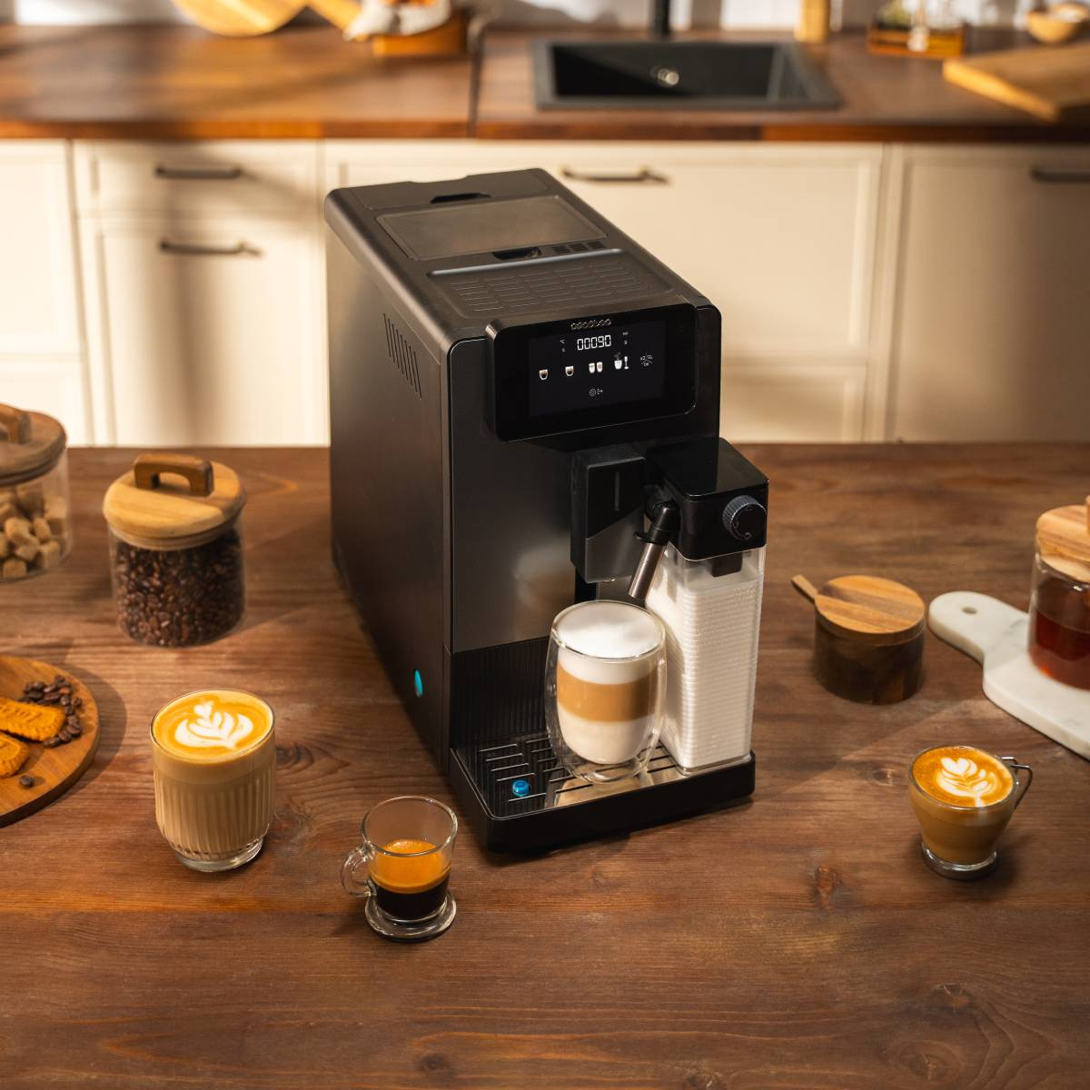 Cafetera con bebidas de café e ingredientes sobre una mesa de madera.