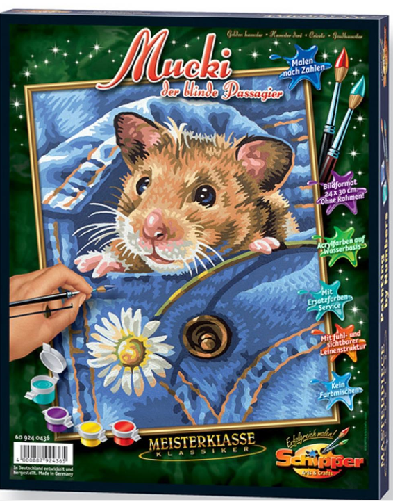Eine Malkastenverpackung zeigt einen Hamster, der aus Jeans lugt. Eine Hand malt eine Gänseblümchen.