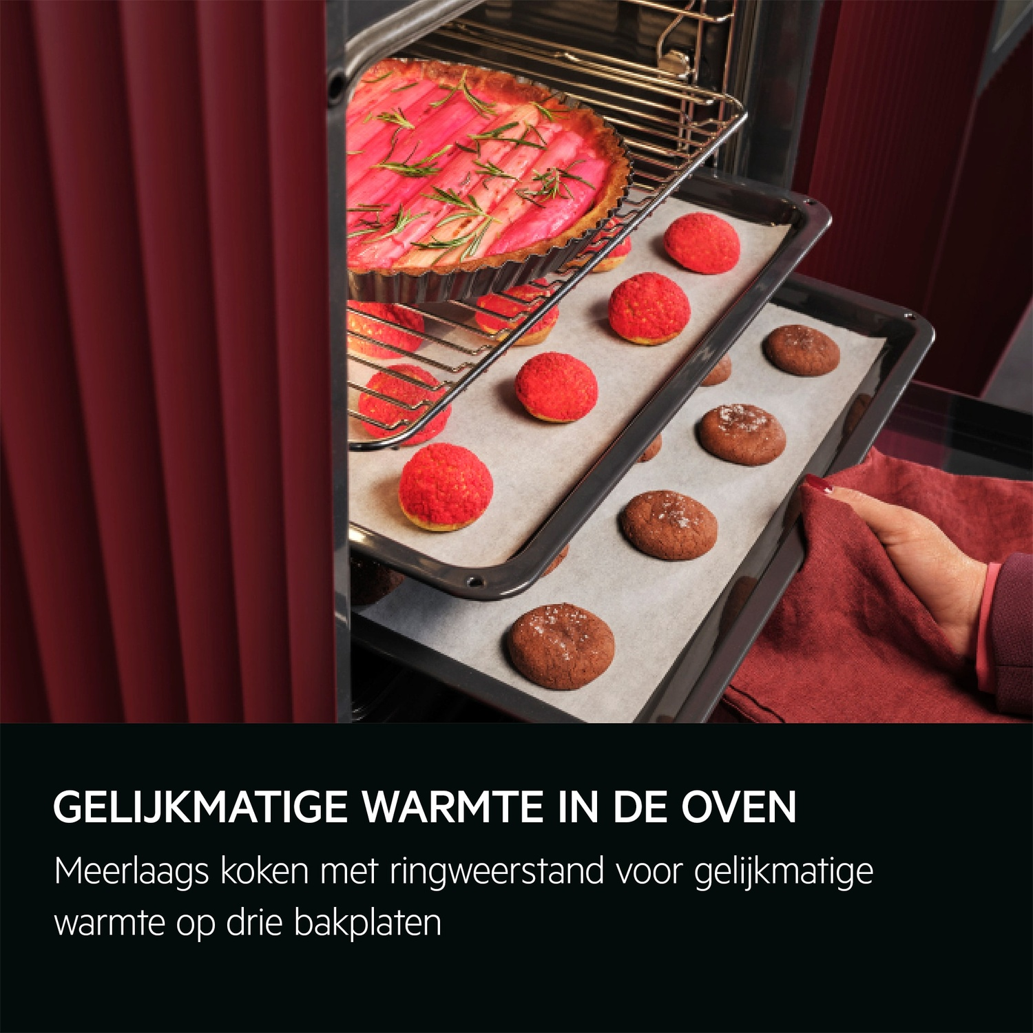 Un four avec une tarte à la rhubarbe et de nombreux biscuits rouges et bruns sur trois plaques.