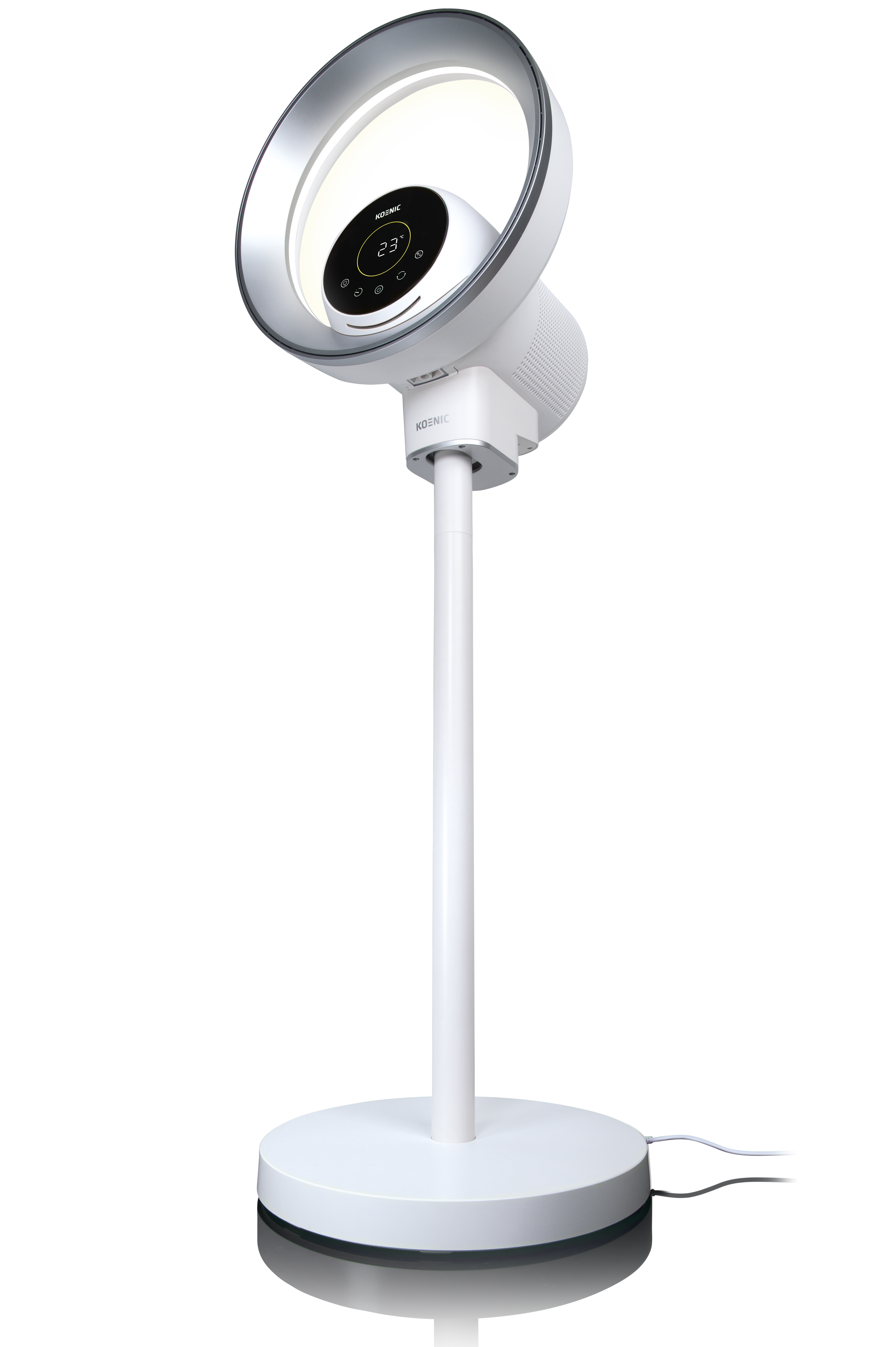 Ein weißer Stehventilator mit rundem Kopf und digitaler Anzeige. Er hat einen schlanken Ständer und Sockel.