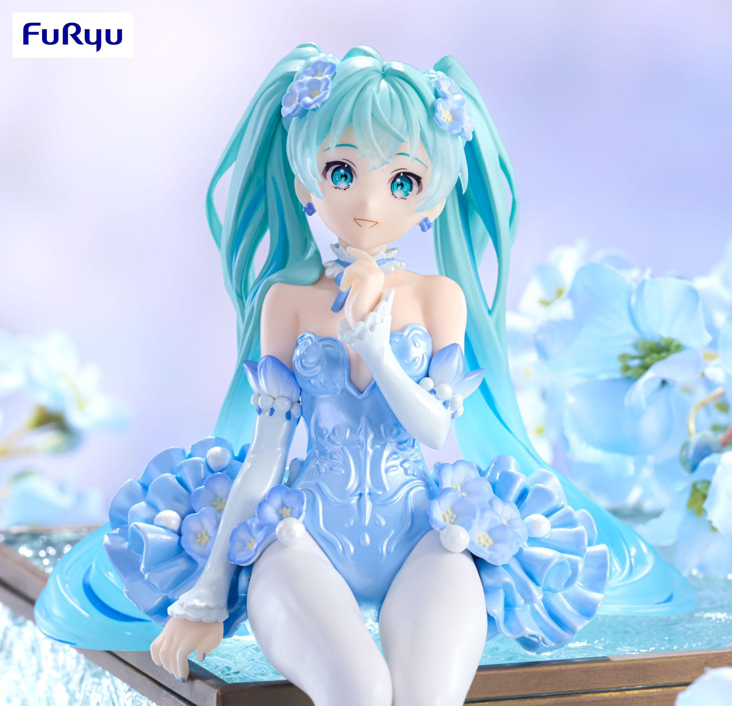 Eine Anime-Figur mit hellblauen Haaren und Kleid sitzt auf einer Holzplattform.