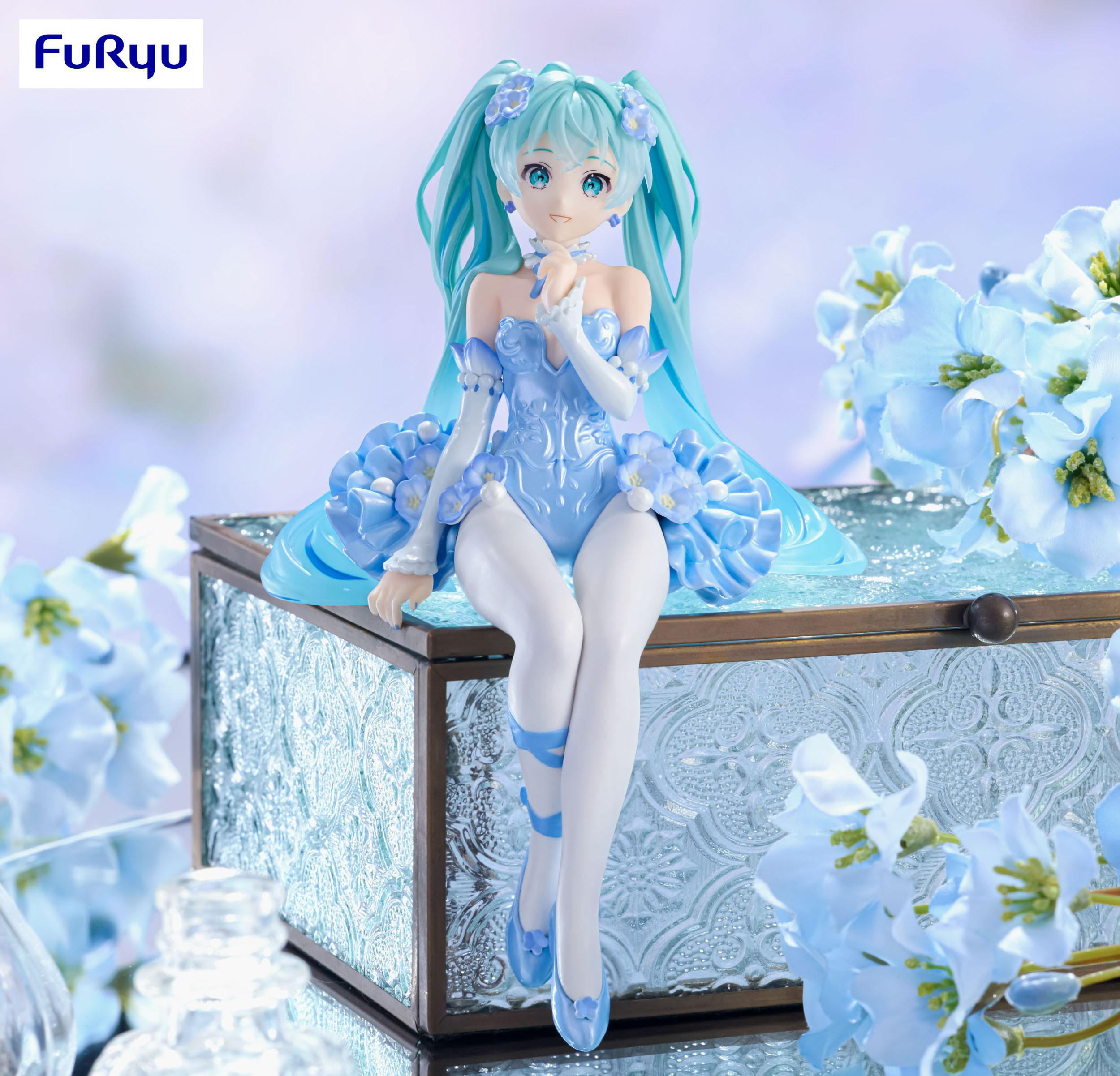 Eine Figur mit türkisfarbenen Haaren sitzt auf einer verzierten Box, umgeben von blauen Blumen.