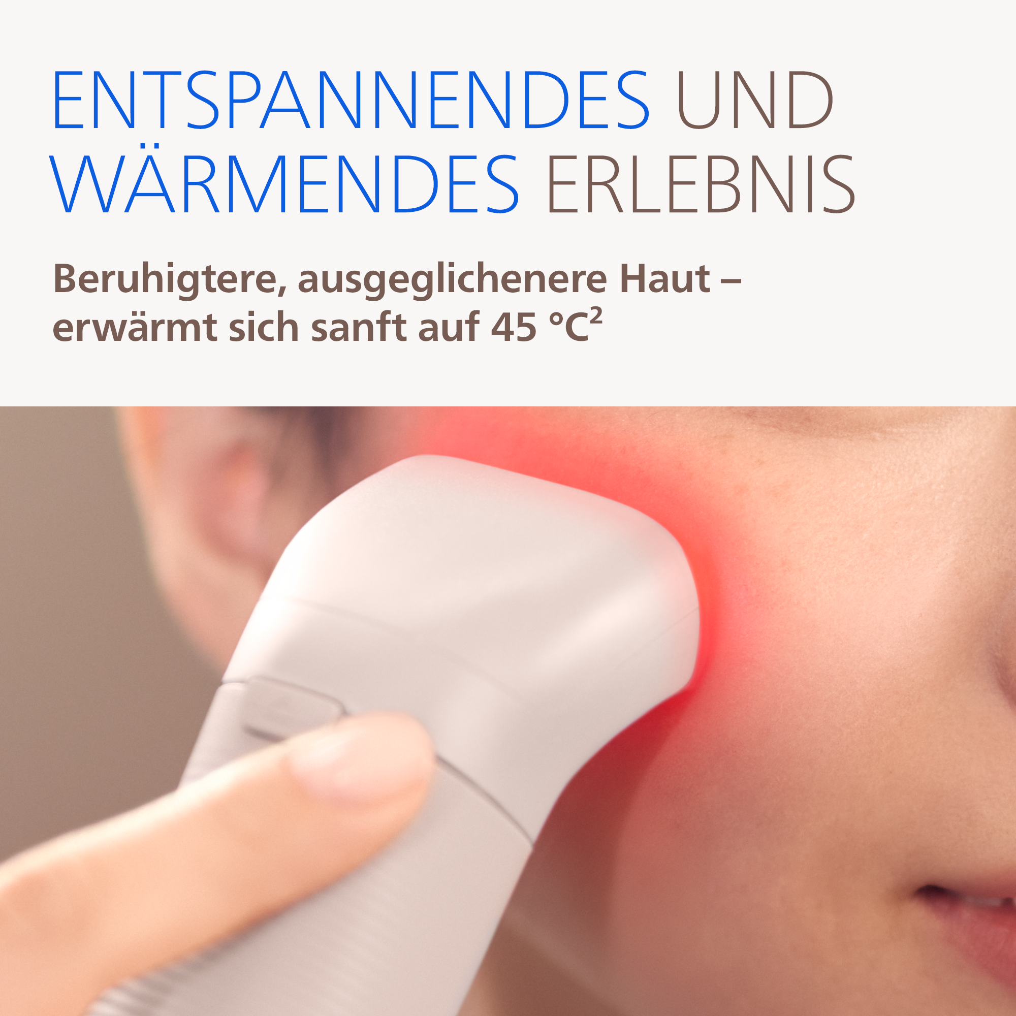 Ein weißes Gerät gibt rotes Licht auf die Haut eines Gesichts ab.