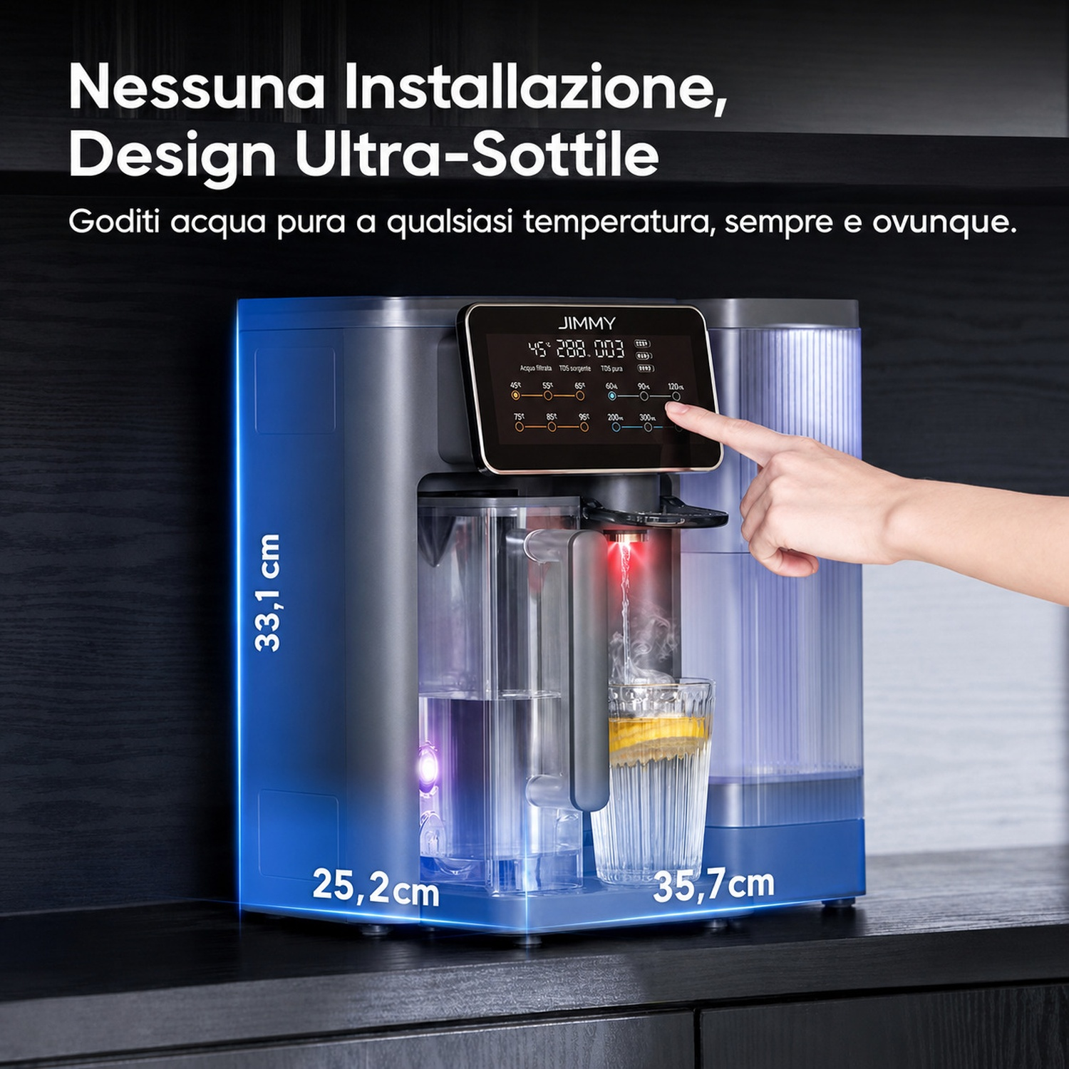 Un erogatore d'acqua blu con touchscreen eroga acqua calda in un bicchiere.