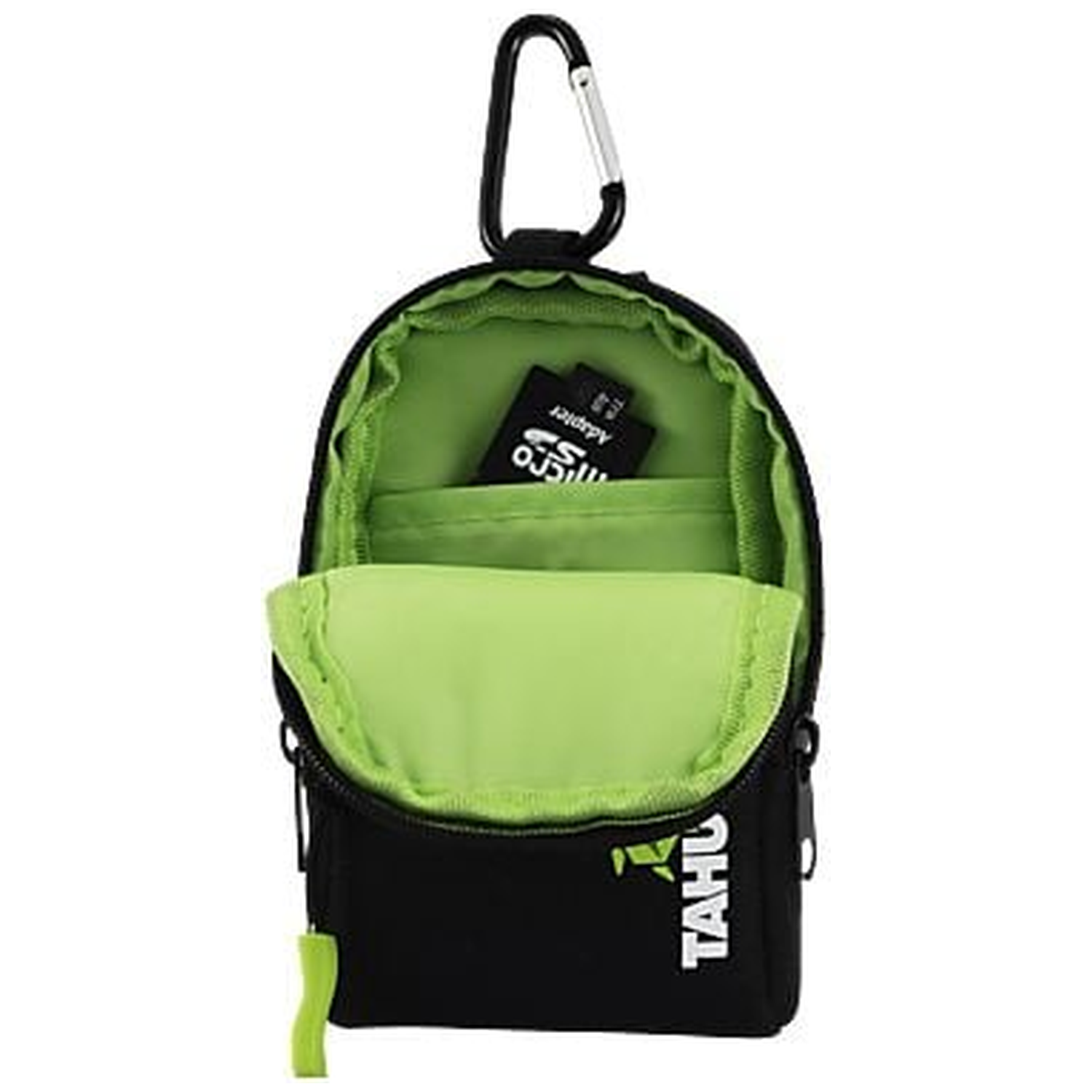 Kleine zwarte tas met karabijnhaak en groene voering, met een SD-kaart erin.