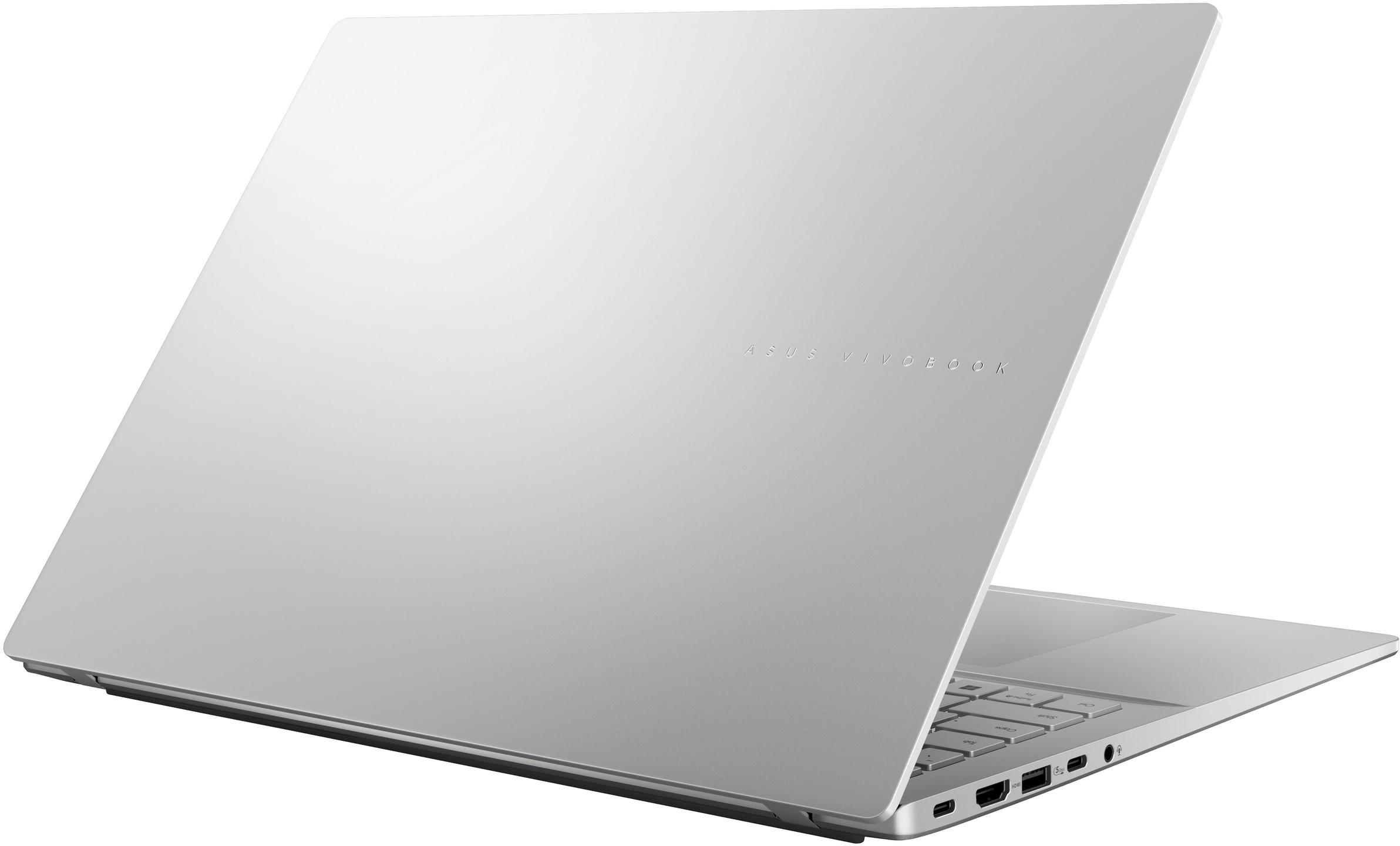 Ezüst ASUS Vivobook laptop, hátulnézet, portokkal és billentyűzettel.