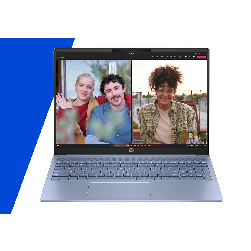 Ekran laptopa pokazuje rozmowę wideo z trzema osobami. Po lewej niebieski kształt.