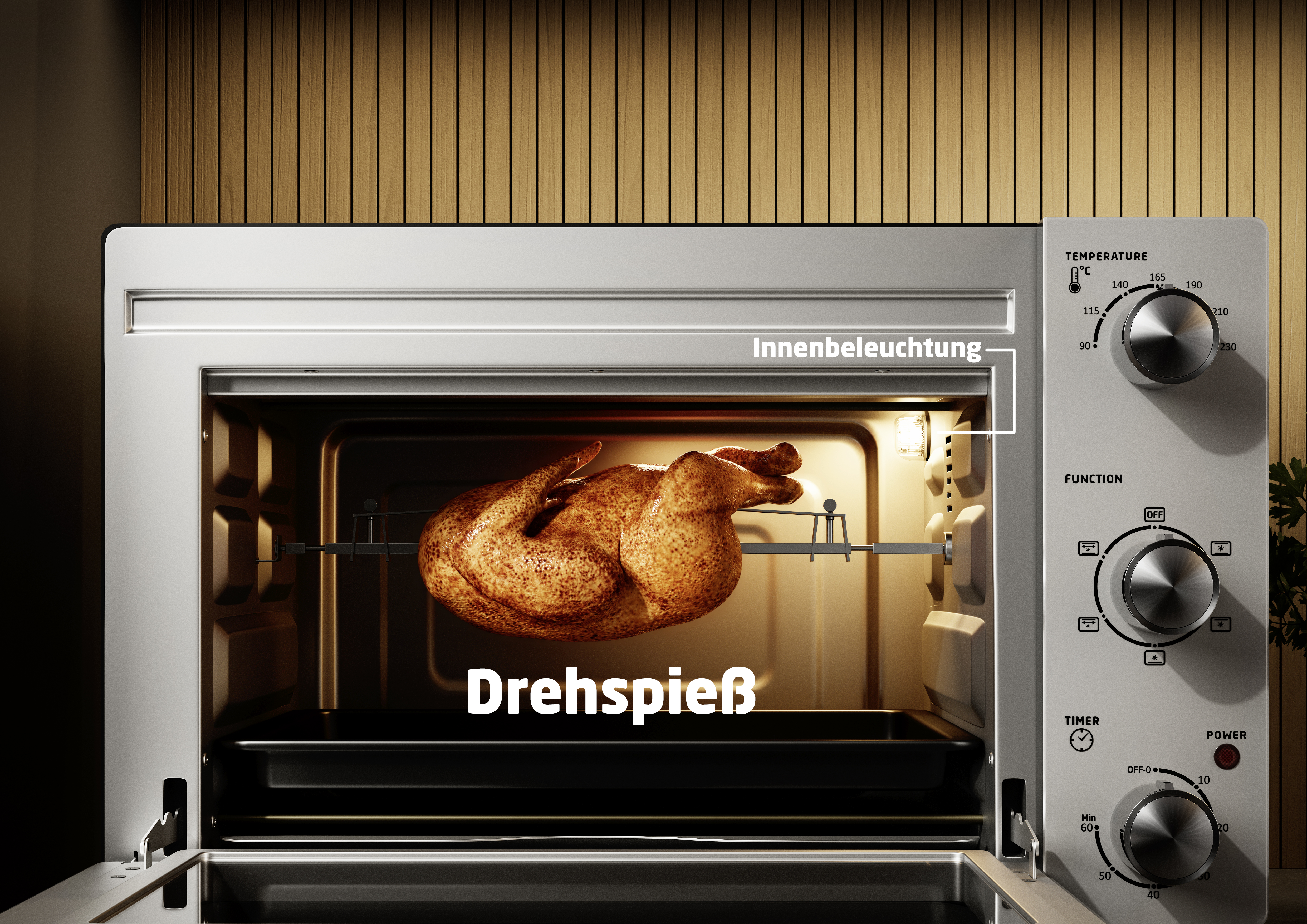 Ein goldbraunes Hähnchen dreht sich auf einem Spieß im Ofen. Innenbeleuchtung ist an.