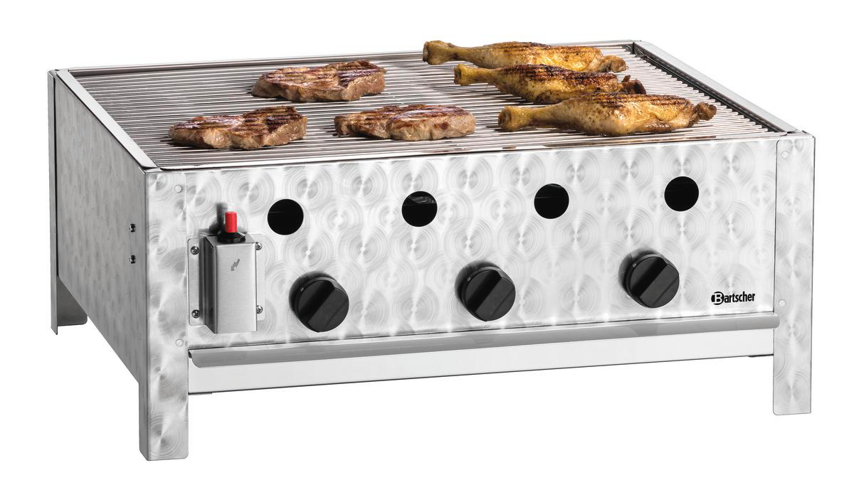 Ein Edelstahlgrill mit Steaks und Hähnchenschenkeln, die darauf garen.