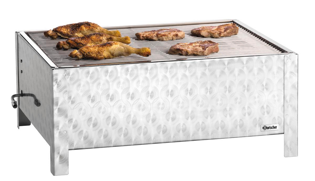 Ein Grill mit Hähnchenschenkeln und Steaks auf dem Rost.